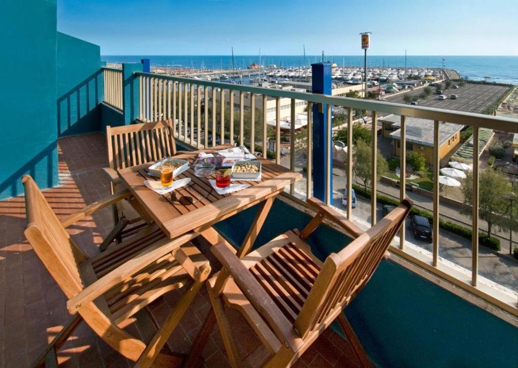 Deluxe Double Room with Balcony and Sea View - Photo 4