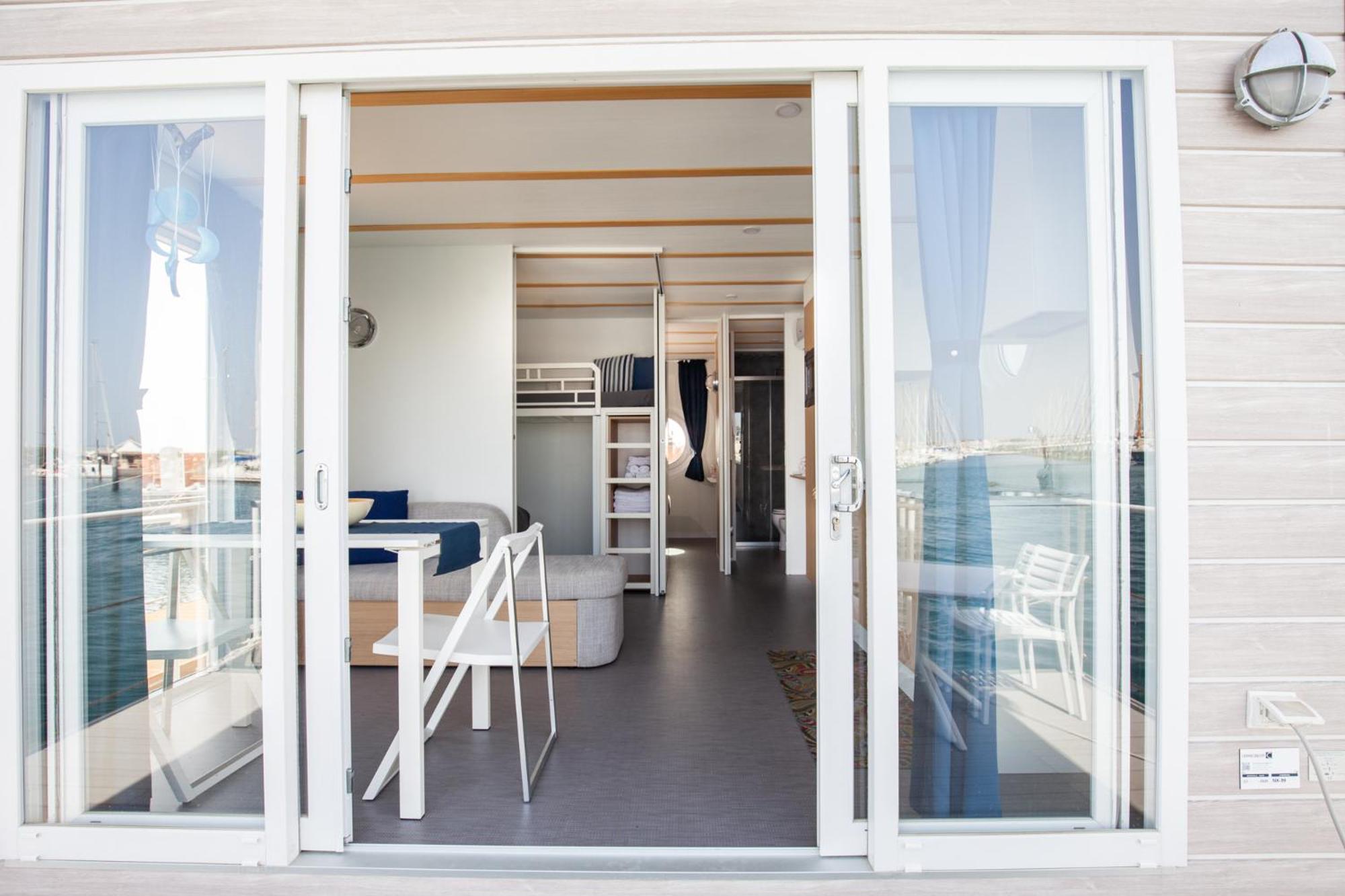 Mobile Home - Photo 10