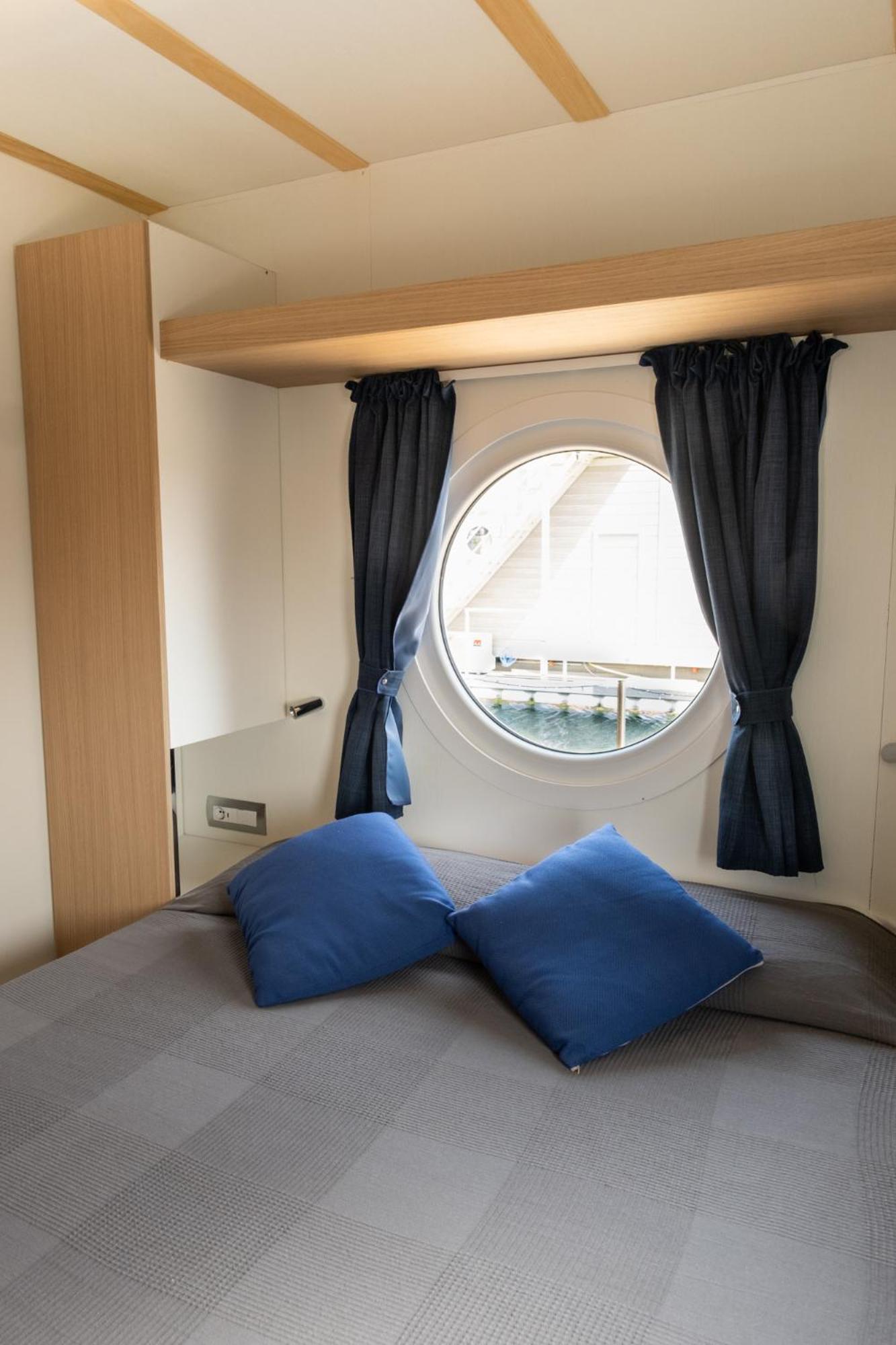 Mobile Home - Photo 13