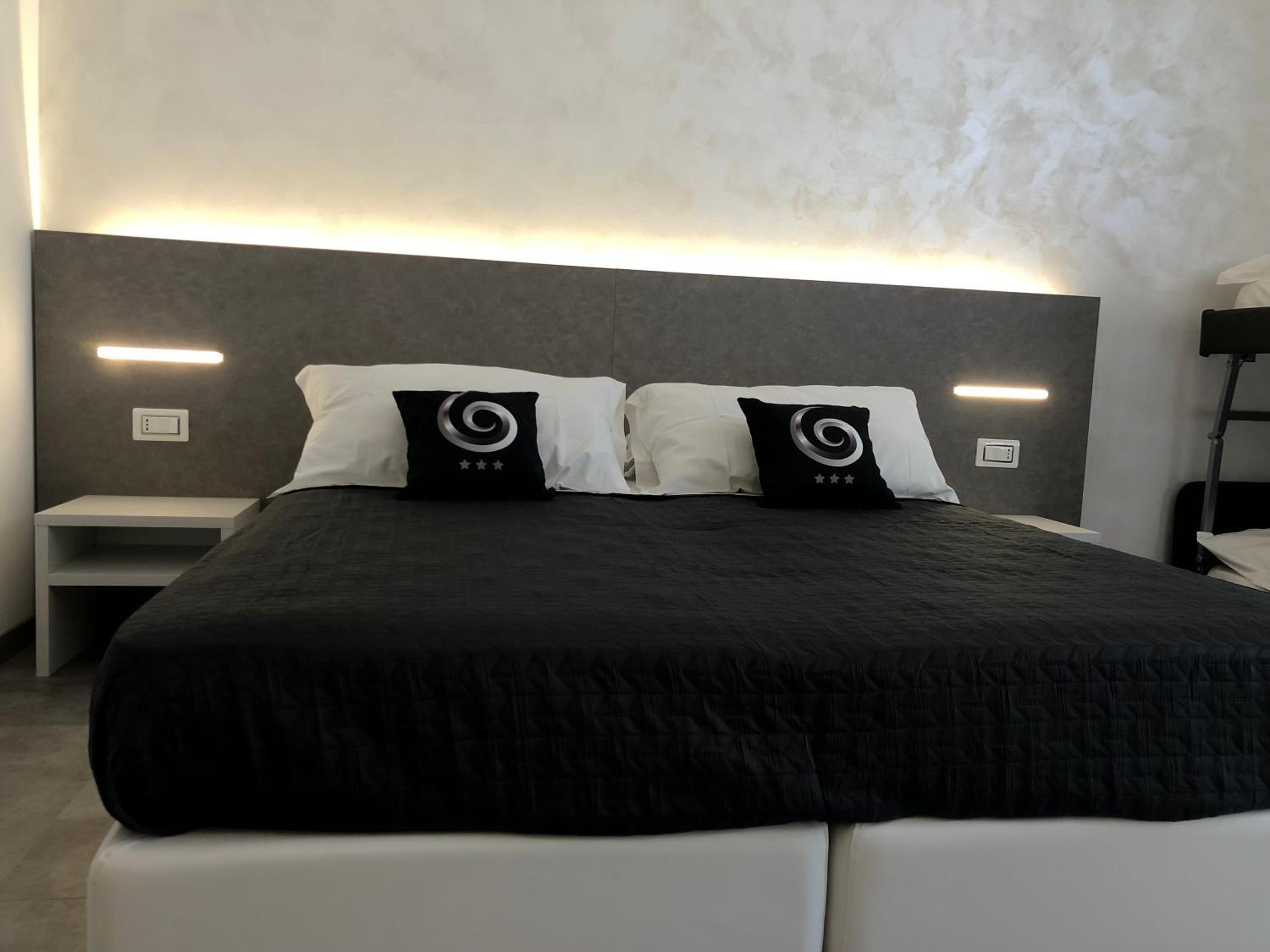 Deluxe Quadruple Room - Photo 2