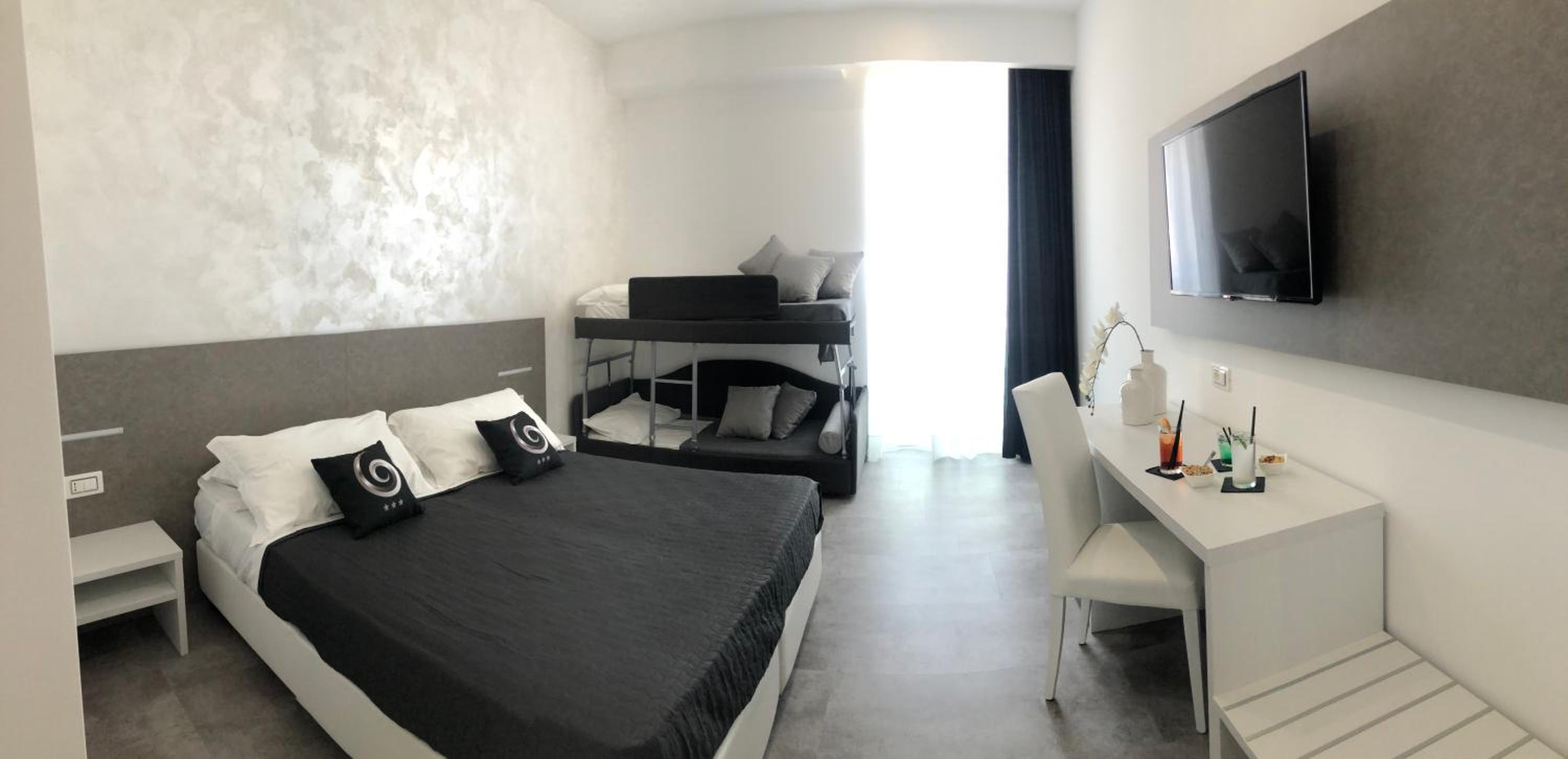 Deluxe Quadruple Room - Photo 1