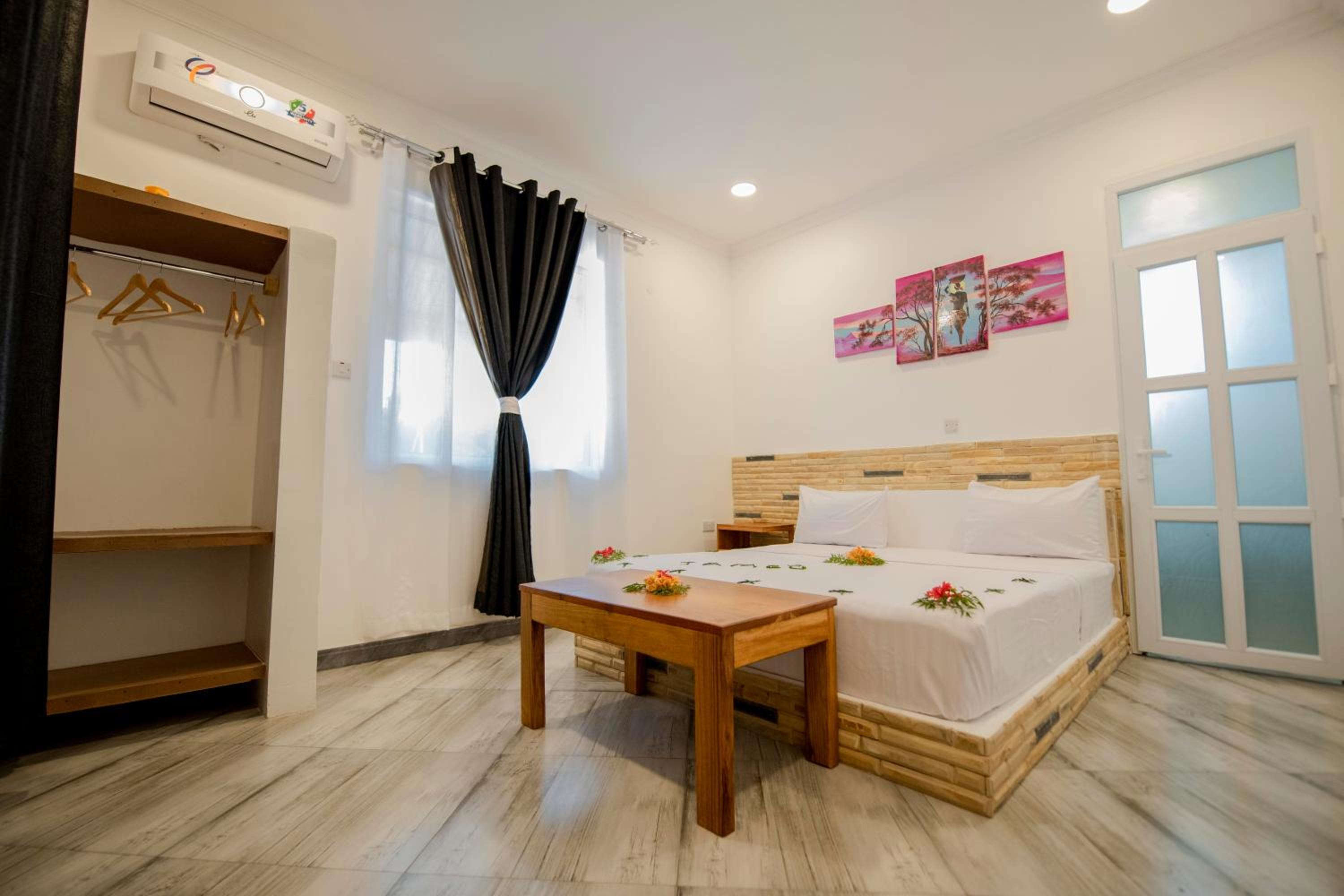 Deluxe Room - Photo 5