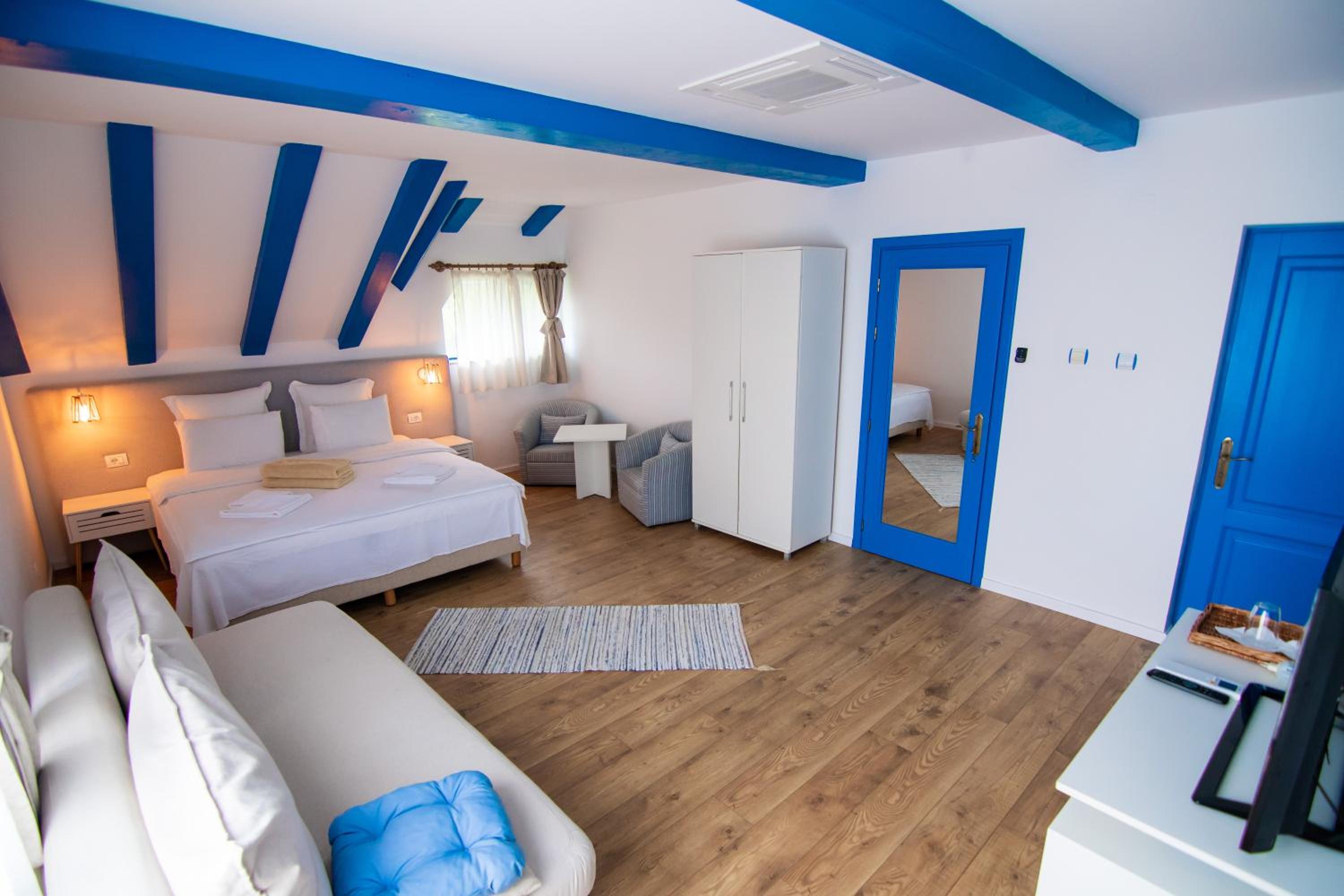 Deluxe Double Room with Balcony photo 3