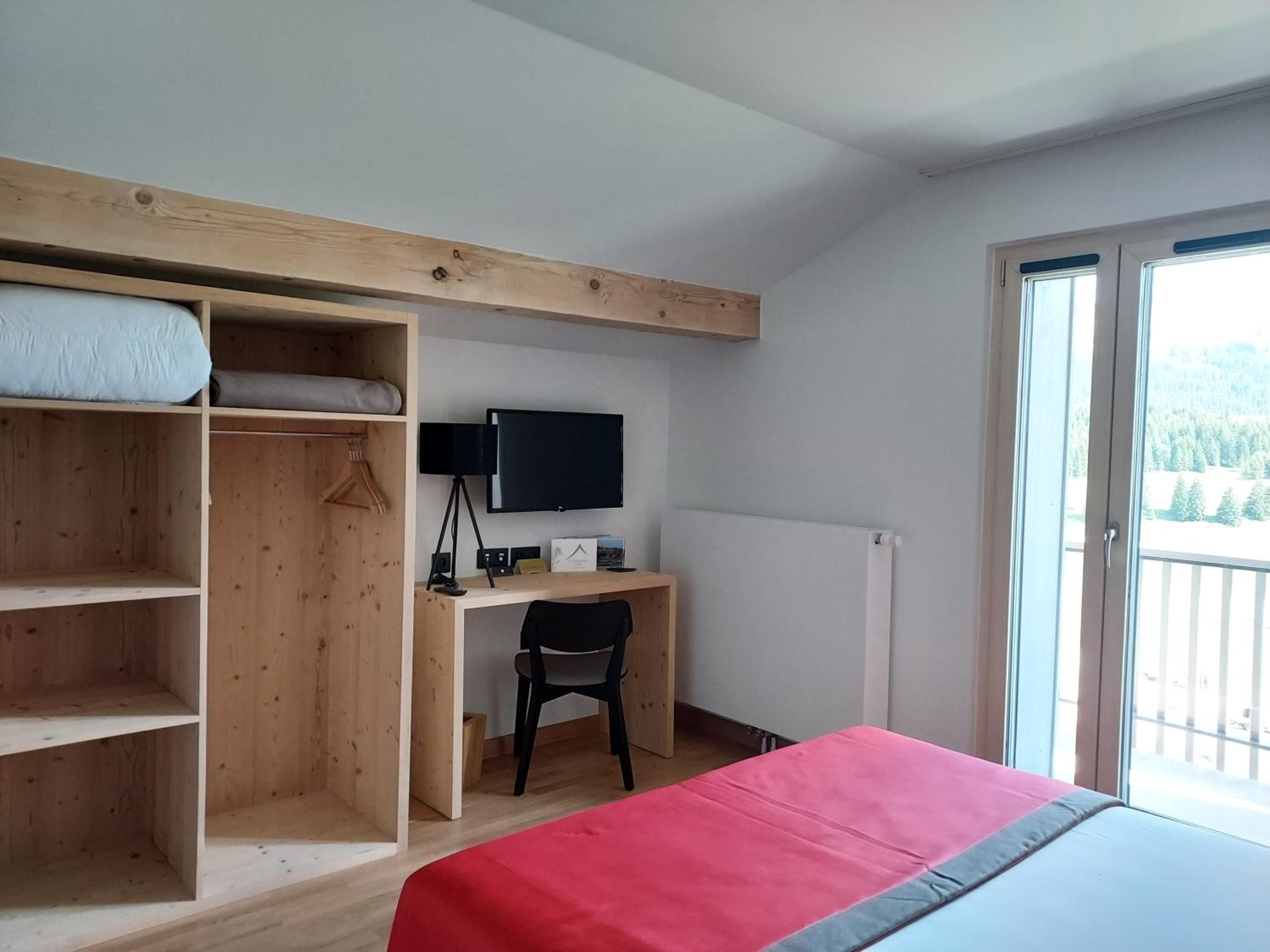 Deluxe Double Room with Balcony - Photo 5