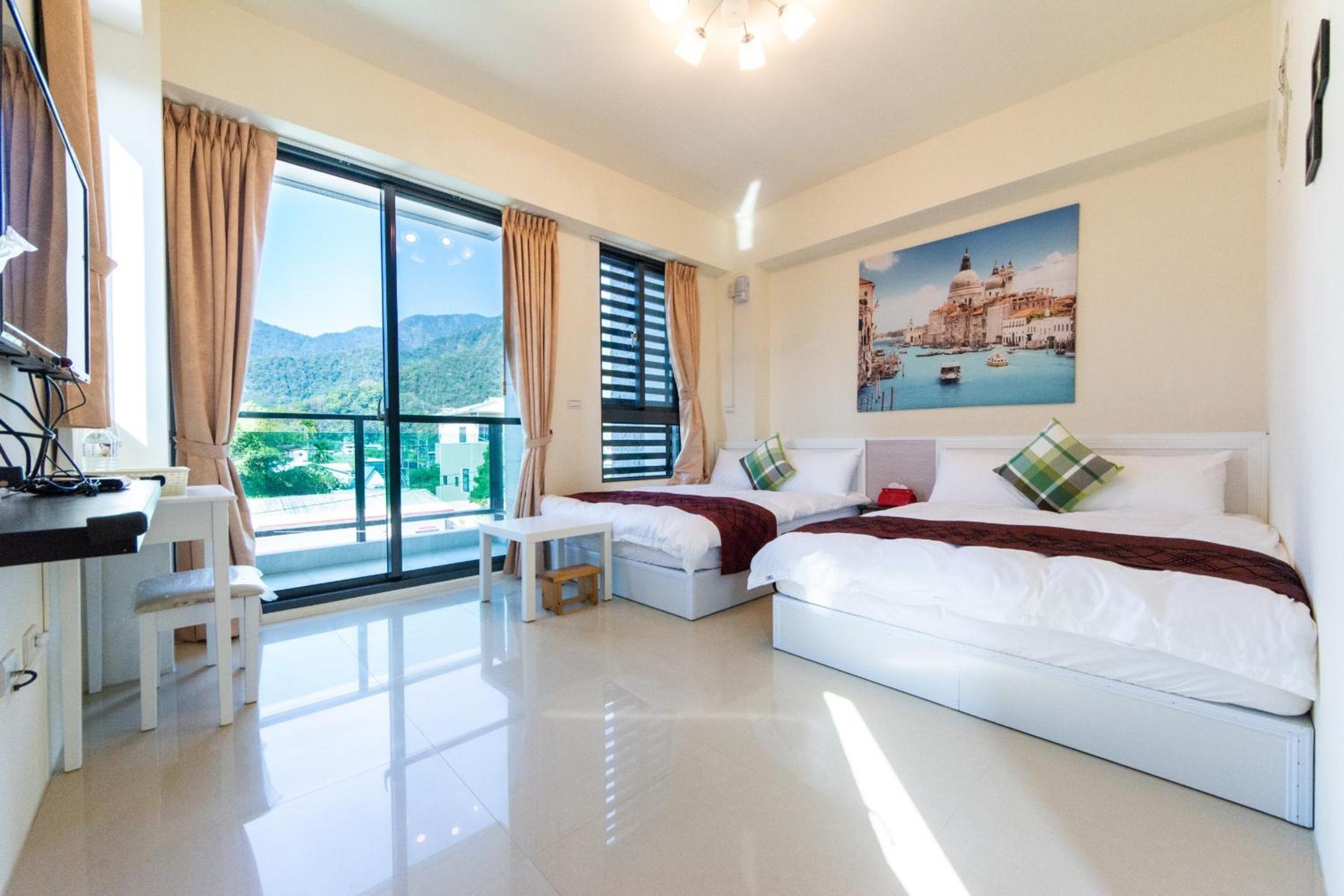 Quadruple Room with Mountain View photo 2