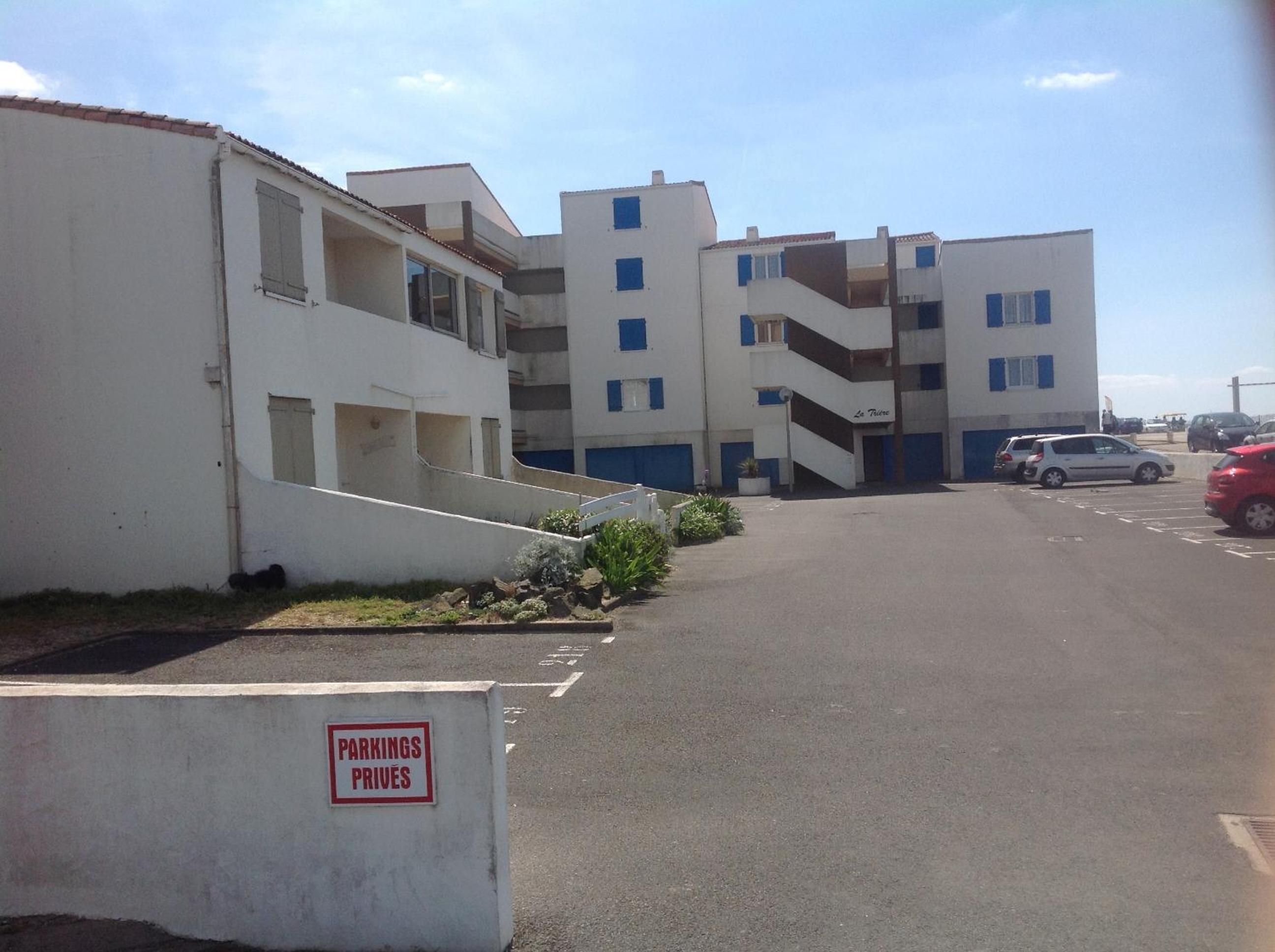 Apartment with Balcony - Photo 15