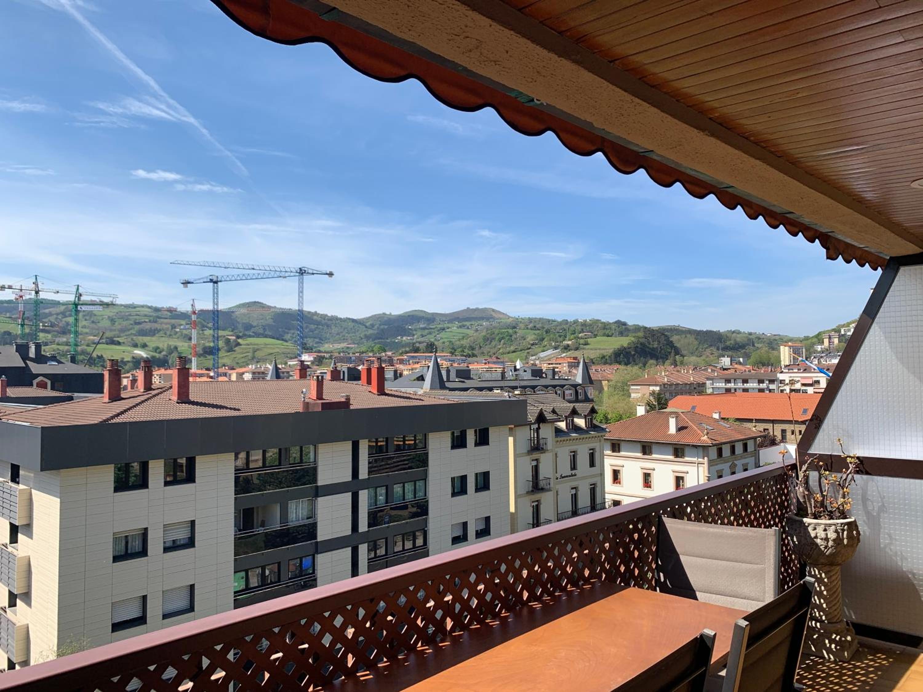 Apartment with Mountain View photo 3