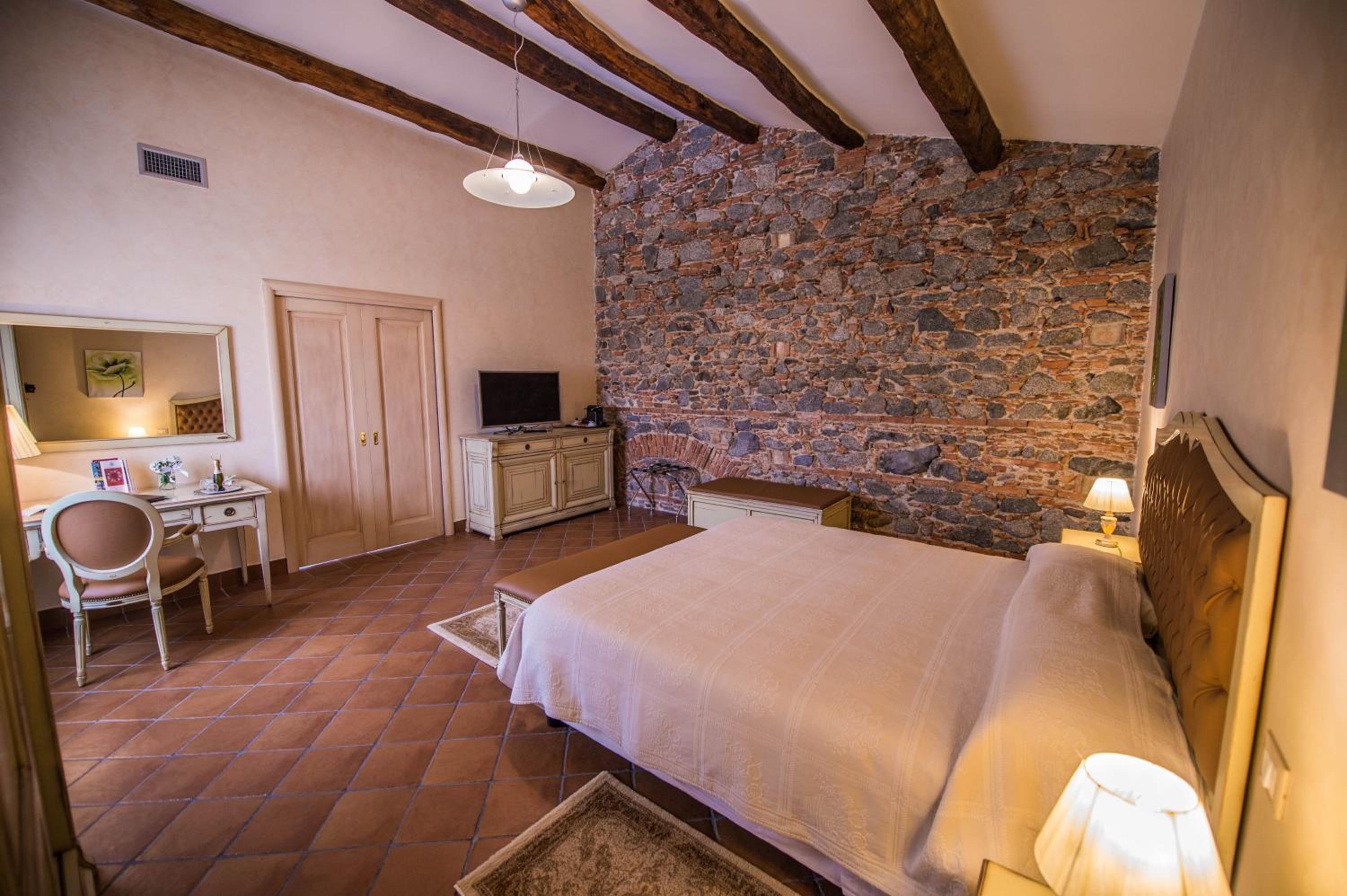 Superior Suite - Photo 20