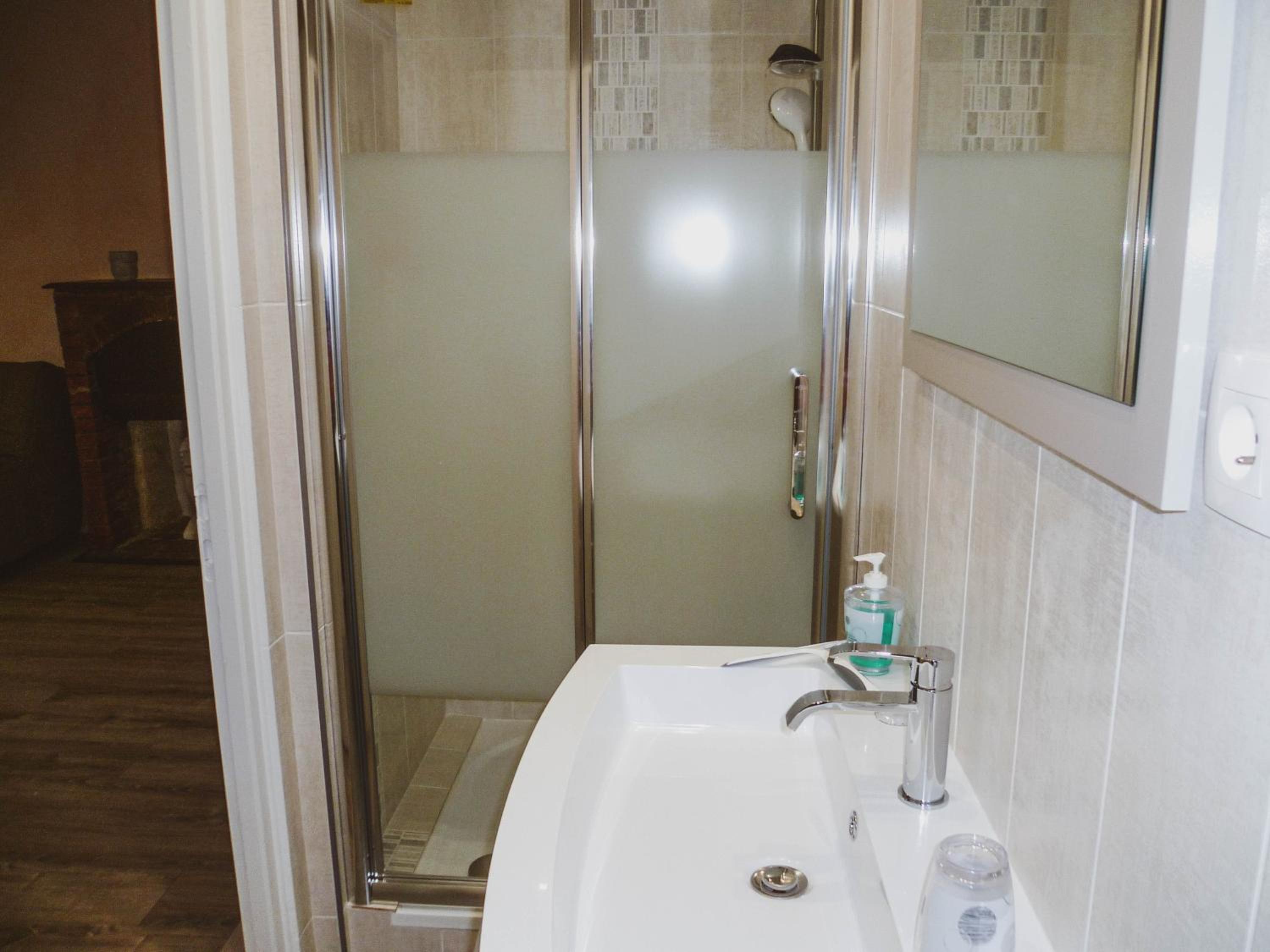 Quadruple Room with Private Bathroom photo 3
