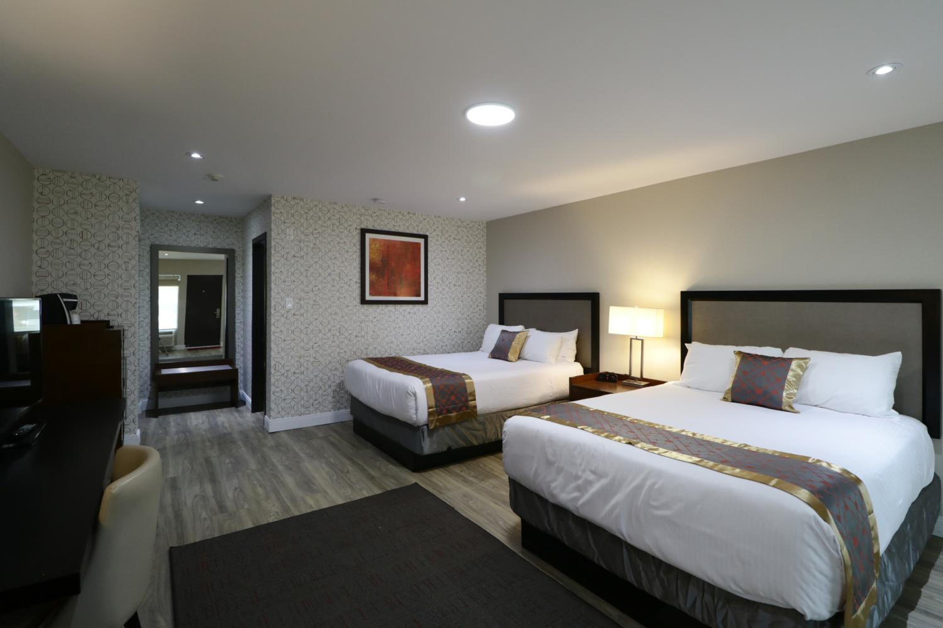 Lakeside Room with Two Queen Beds - East Ground/Non-Smoking - Photo 1