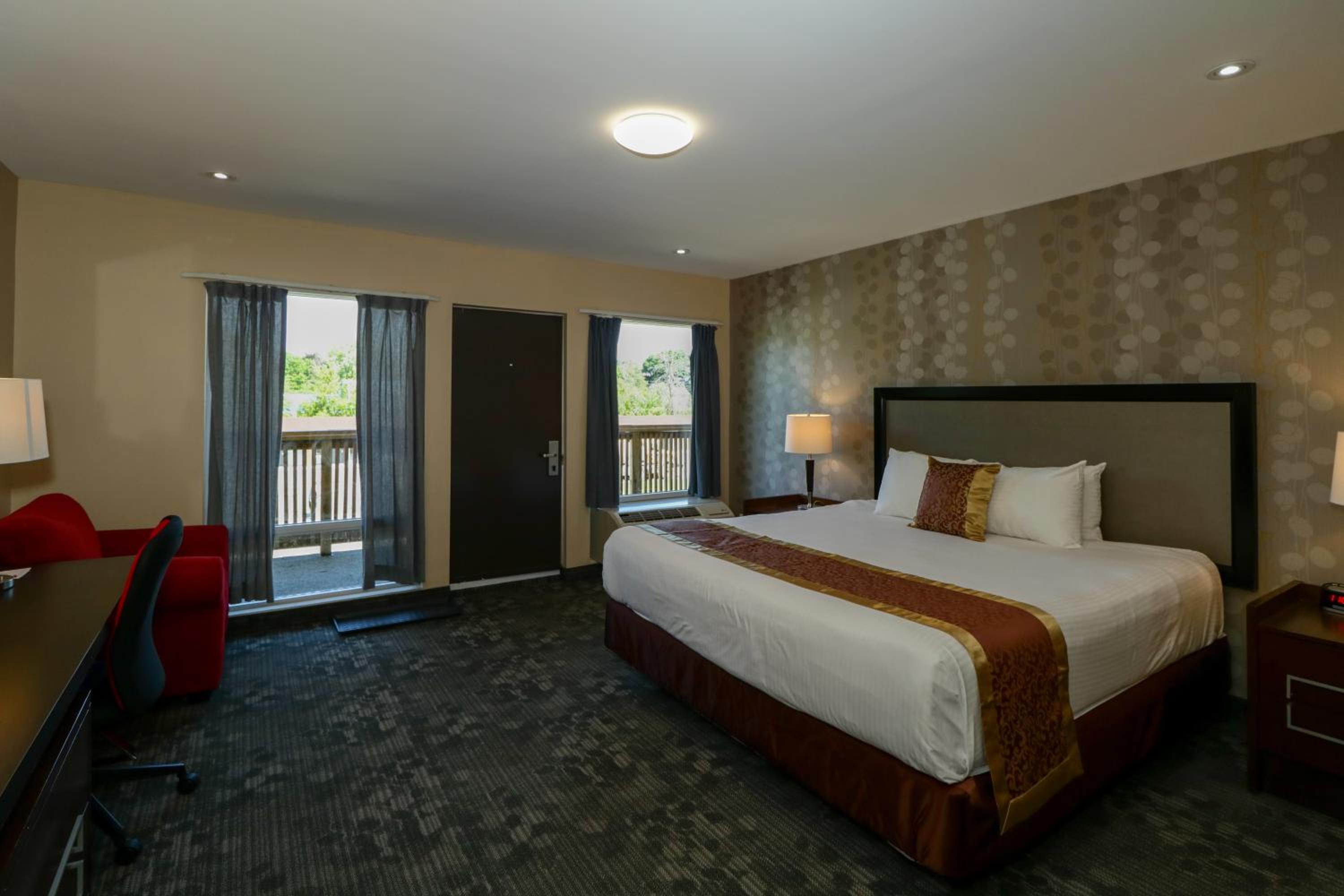 Lakeside King Room on Second Floor with One King Bed - Non-Smoking - Photo 1