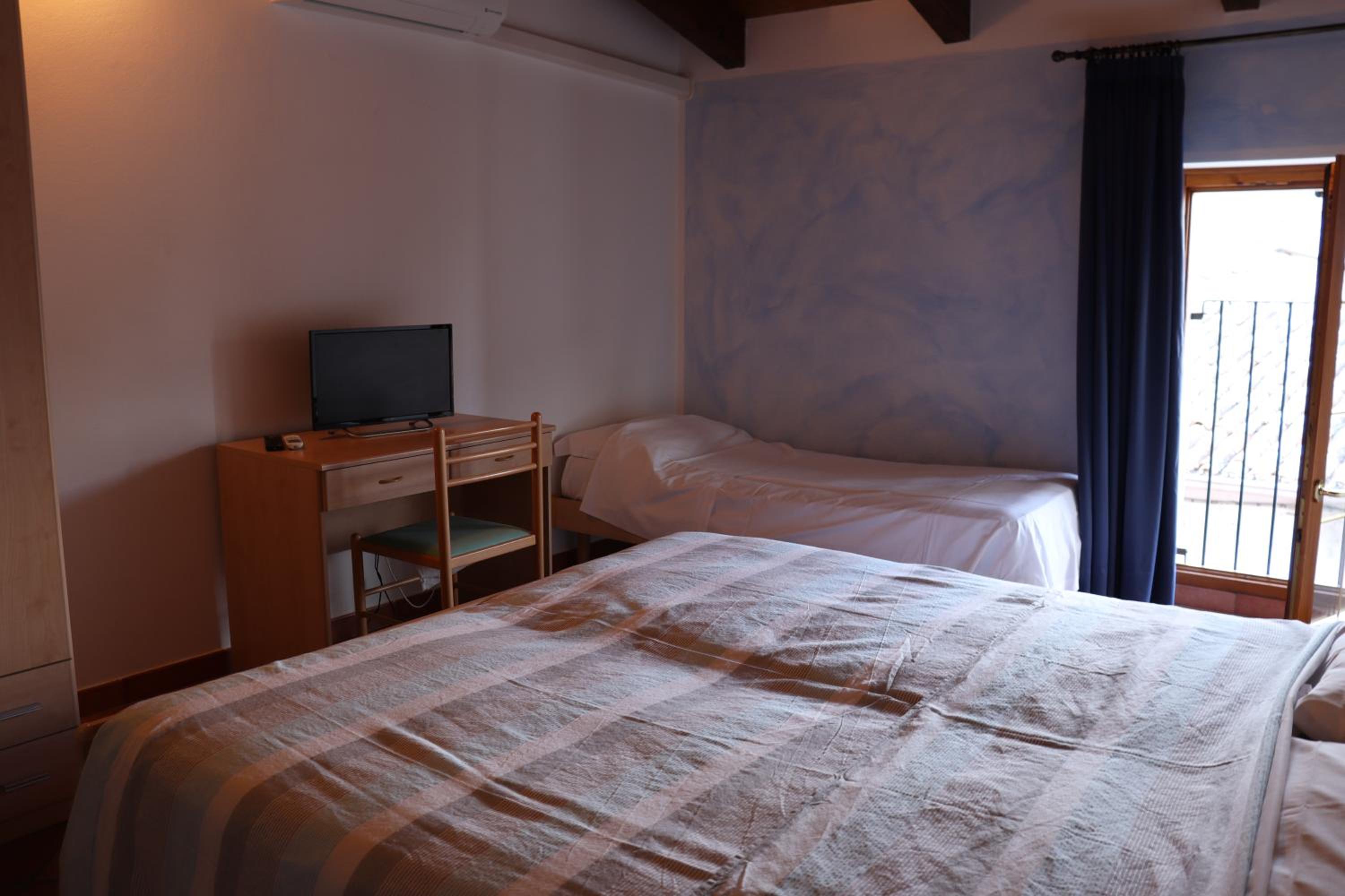 Double or Twin Room - Photo 5