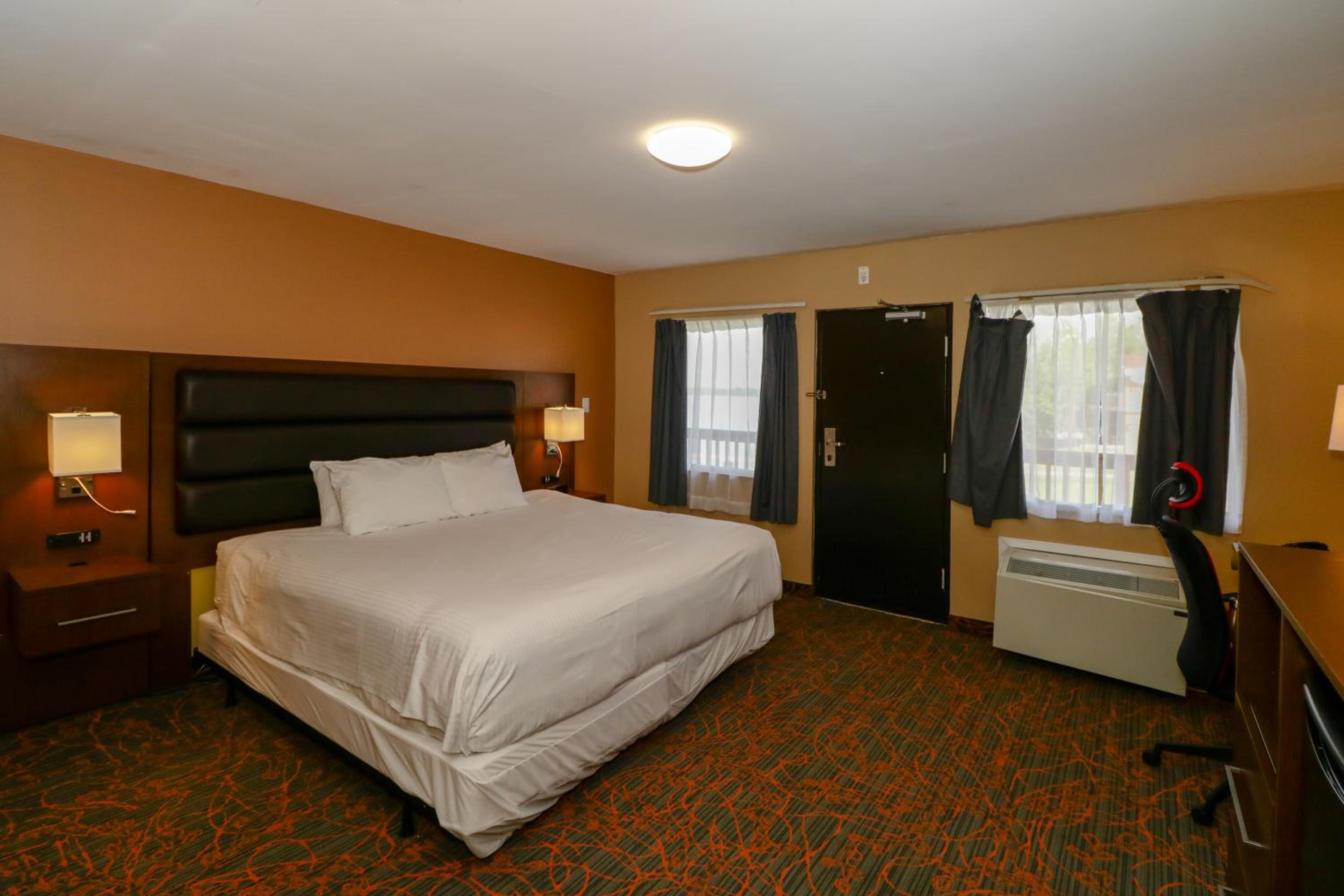 One-Bedroom Suite with One King Bed - Non-Smoking - Photo 7