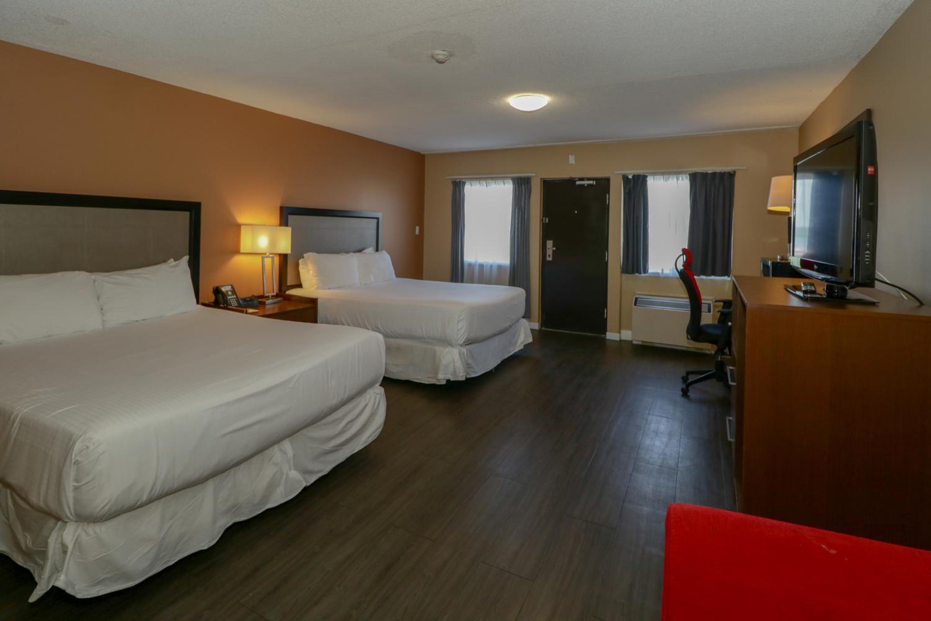 Queen Room with Two Queen Beds - Non-Smoking - Photo 2