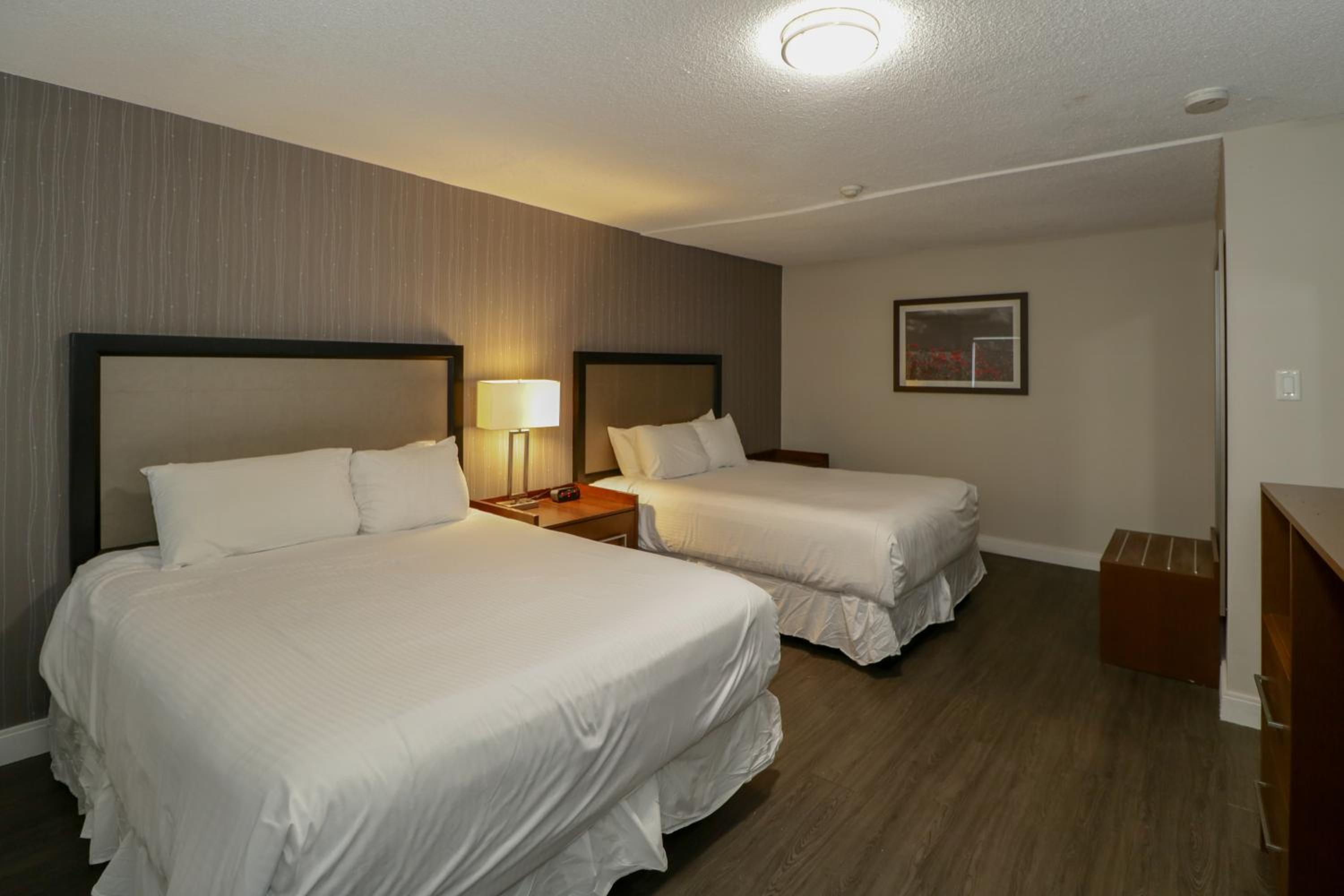 One-Bedroom Suite with Two Queen Beds and Lakeside - Non-Smoking - Photo 4