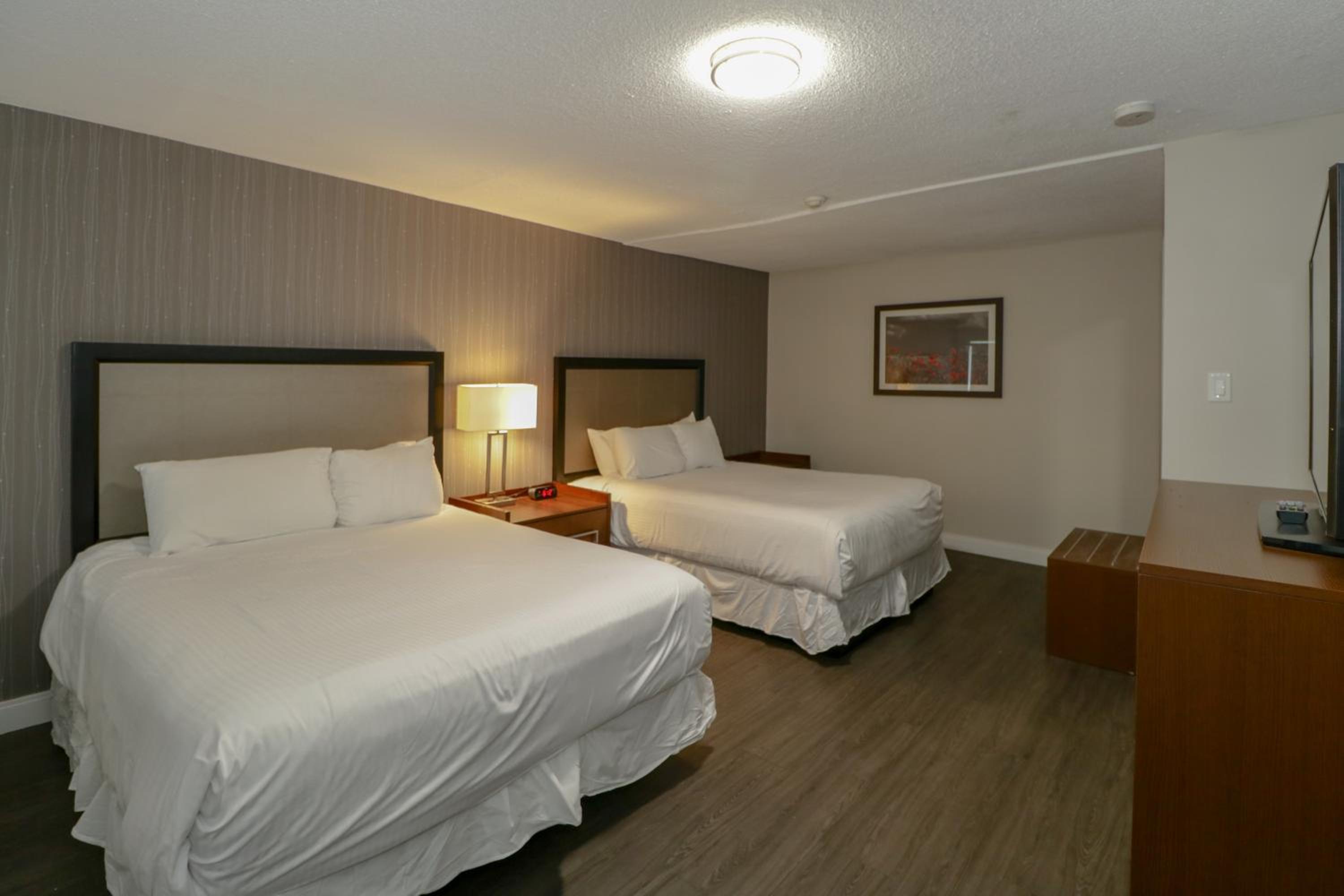 One-Bedroom Suite with Two Queen Beds and Lakeside - Non-Smoking - Photo 3