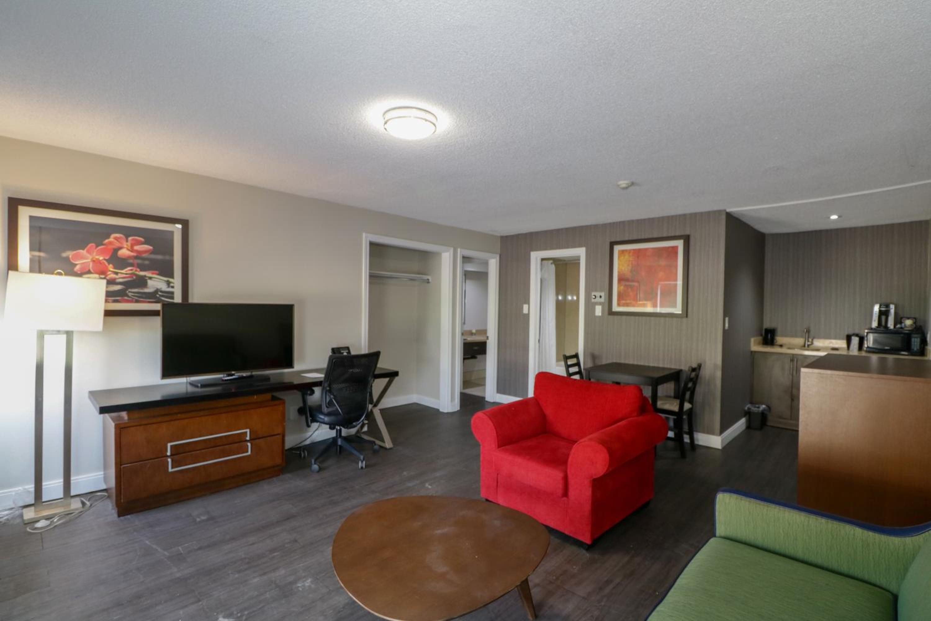 One-Bedroom Suite with Two Queen Beds and Lakeside - Non-Smoking - Photo 2