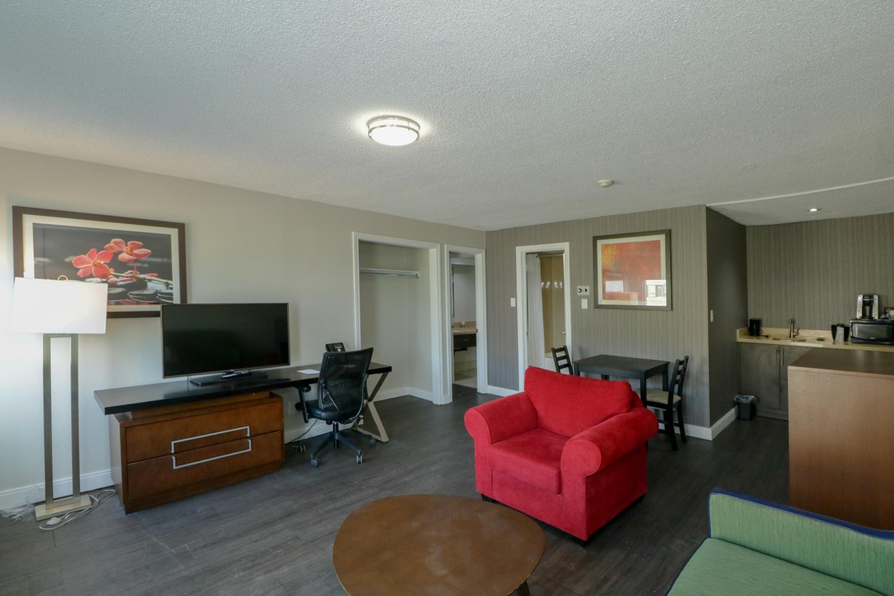 One-Bedroom Suite with Two Queen Beds and Lakeside - Non-Smoking - Photo 8