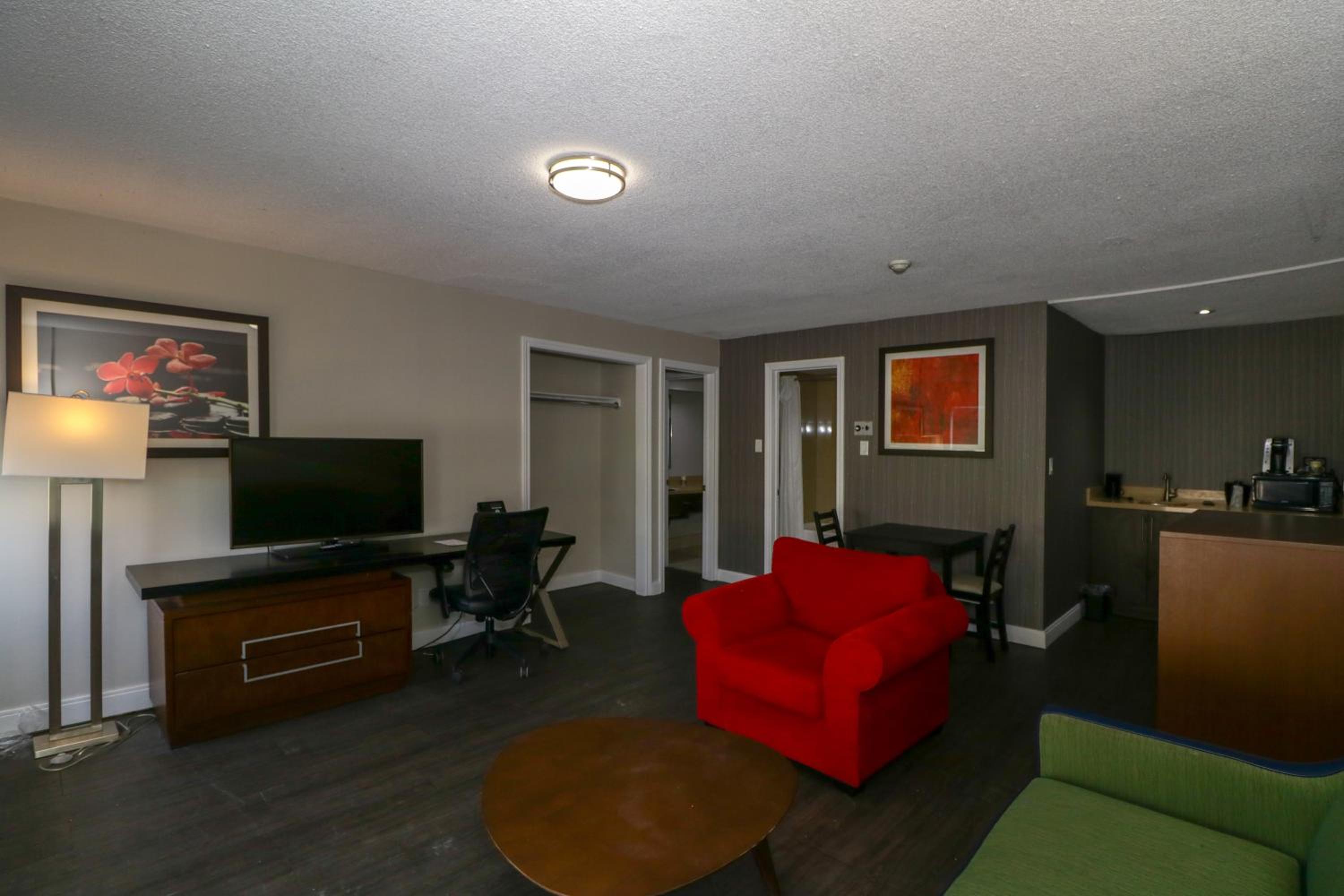 One-Bedroom Suite with Two Queen Beds and Lakeside - Non-Smoking - Photo 1
