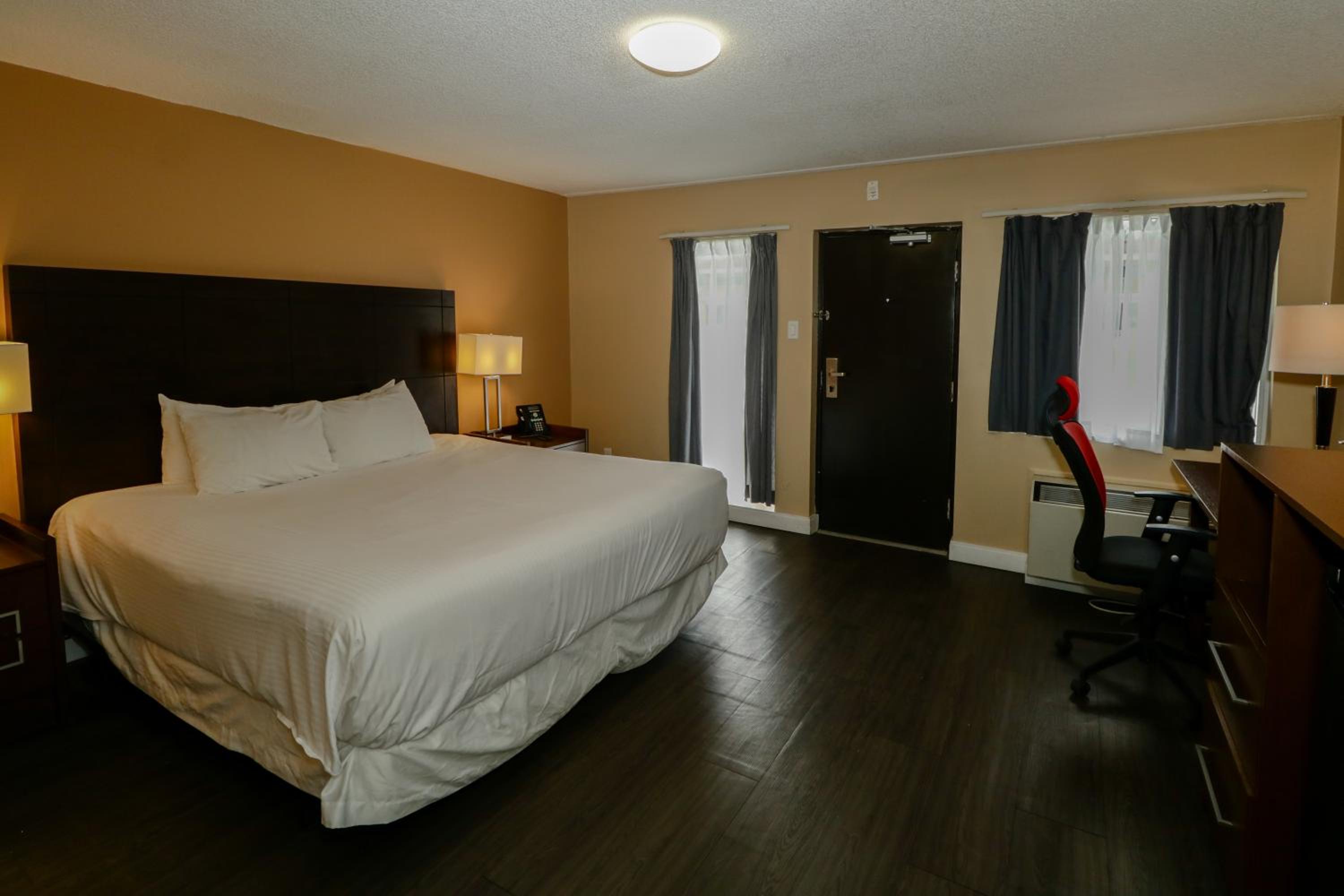 Lakeside King Room on First Floor with One King Bed - Non-Smoking - Photo 3