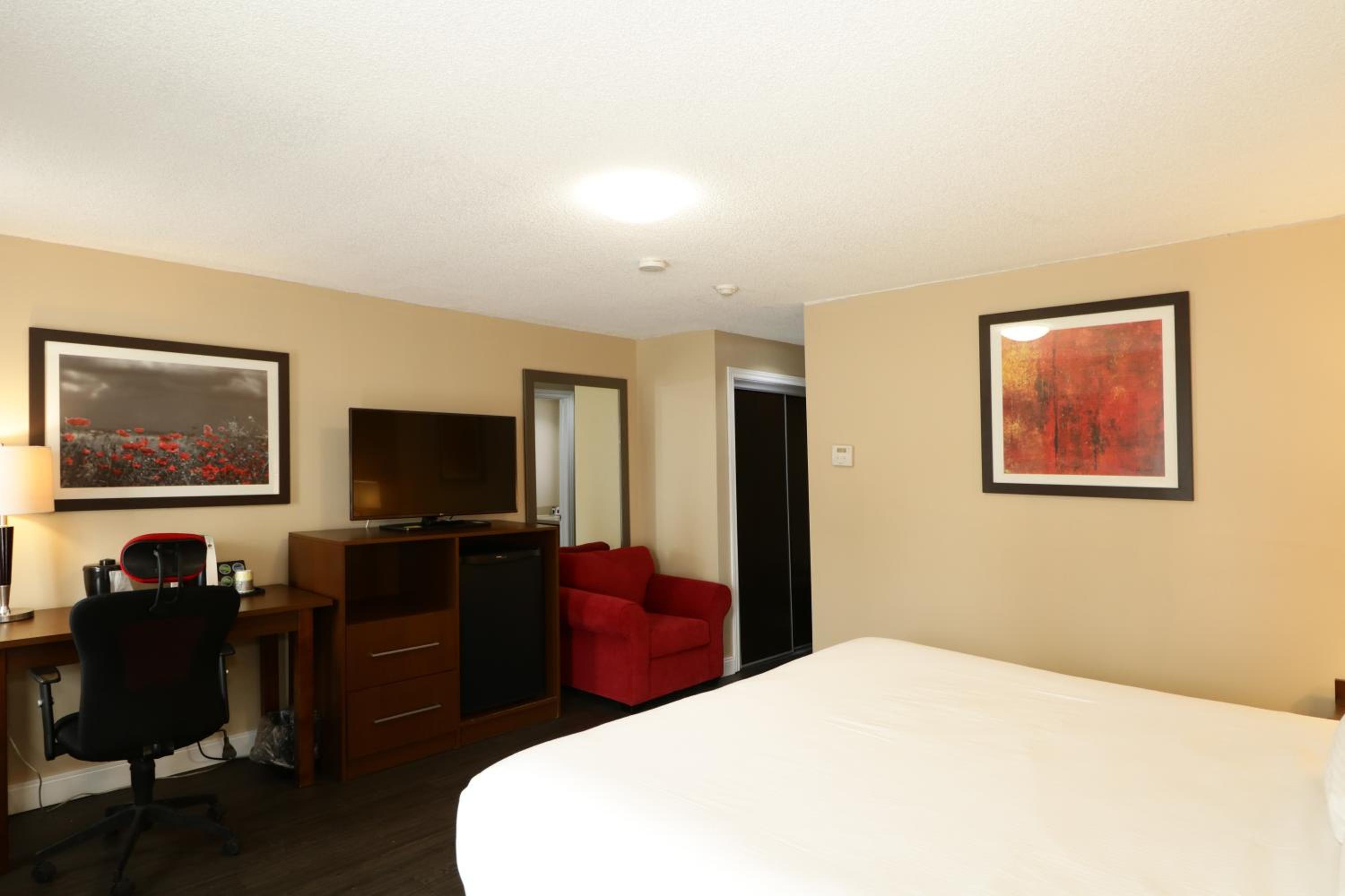 Lakeside King Room on First Floor with One King Bed - Non-Smoking - Photo 8