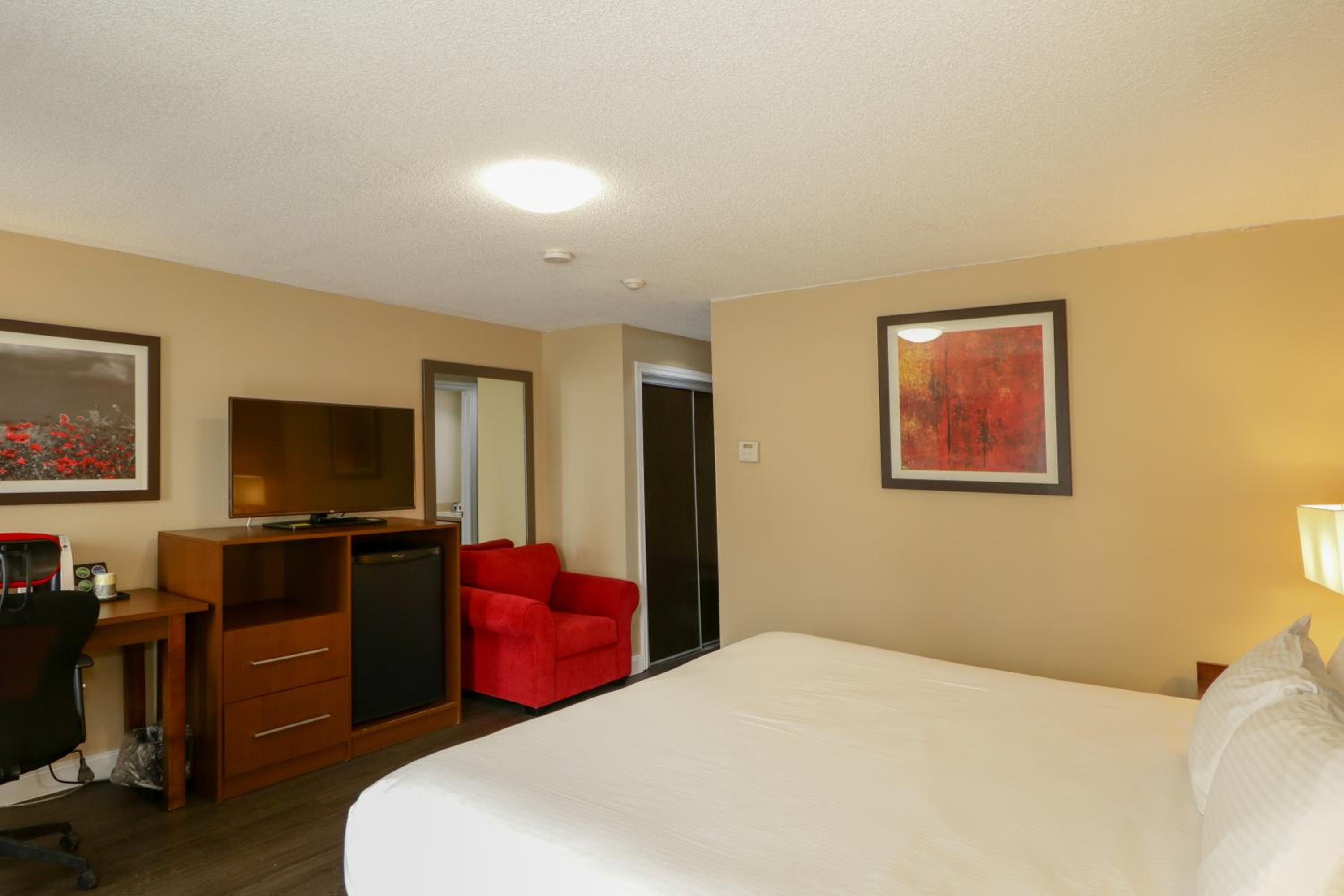 Lakeside King Room on First Floor with One King Bed - Non-Smoking - Photo 4