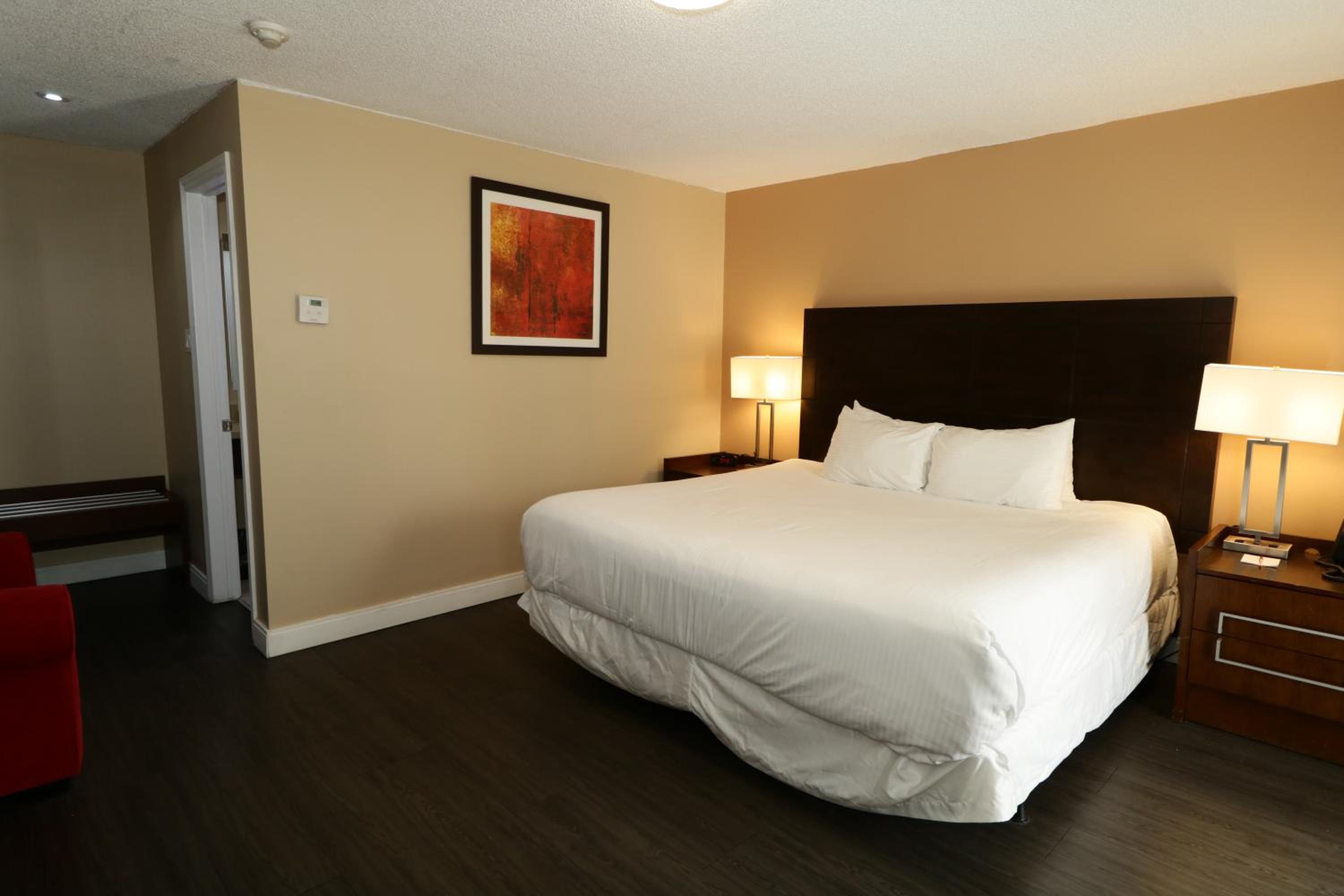 Lakeside King Room on First Floor with One King Bed - Non-Smoking - Photo 9