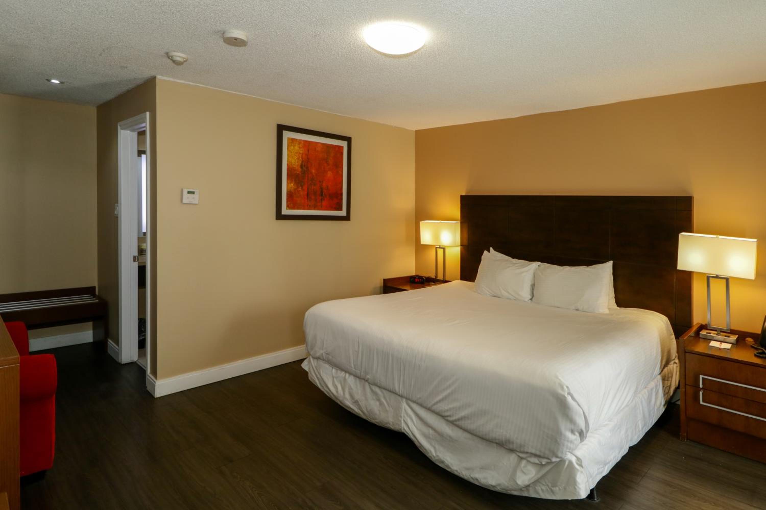 Lakeside King Room on First Floor with One King Bed - Non-Smoking - Photo 10