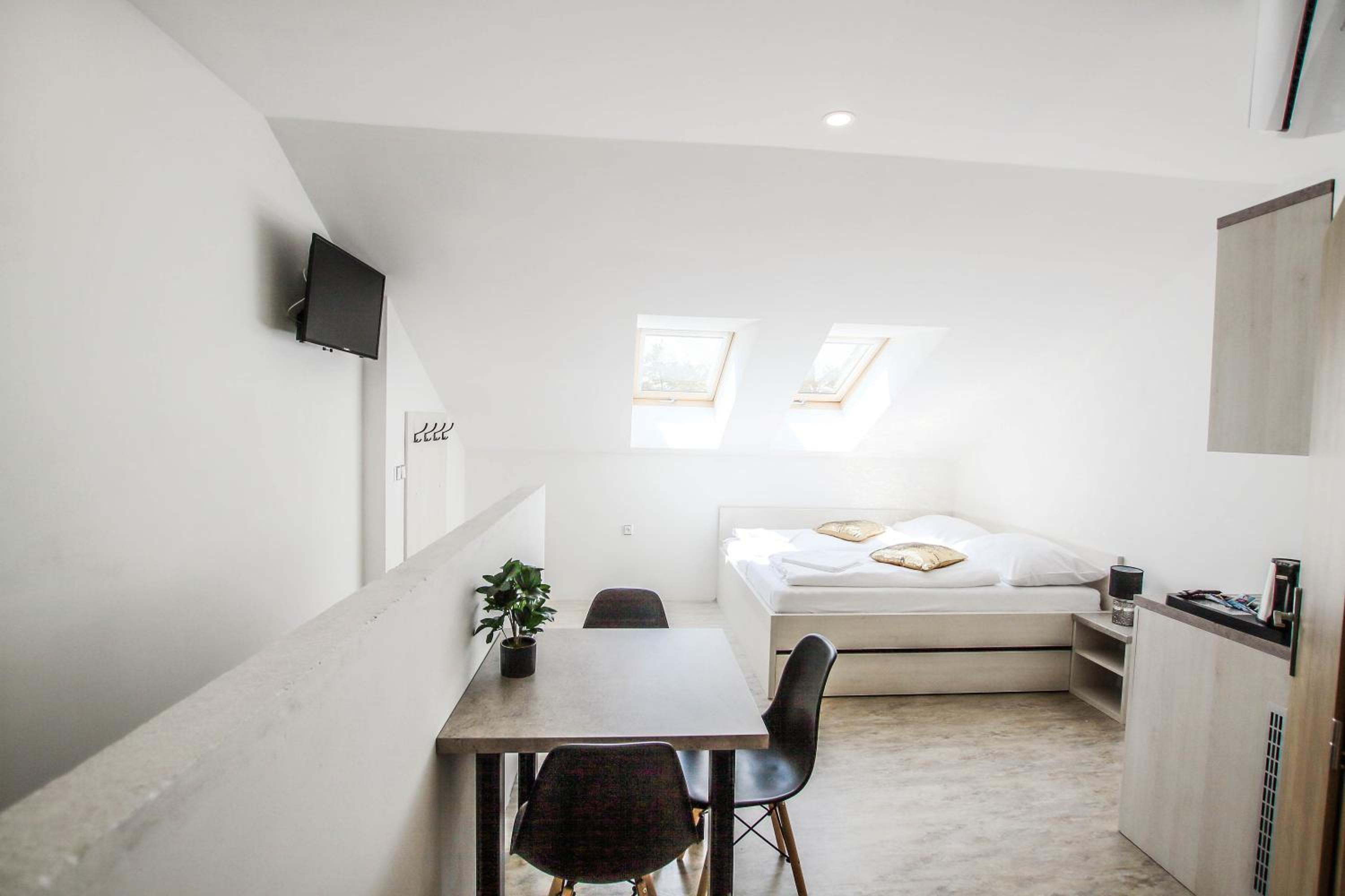Economy Triple Room photo 2