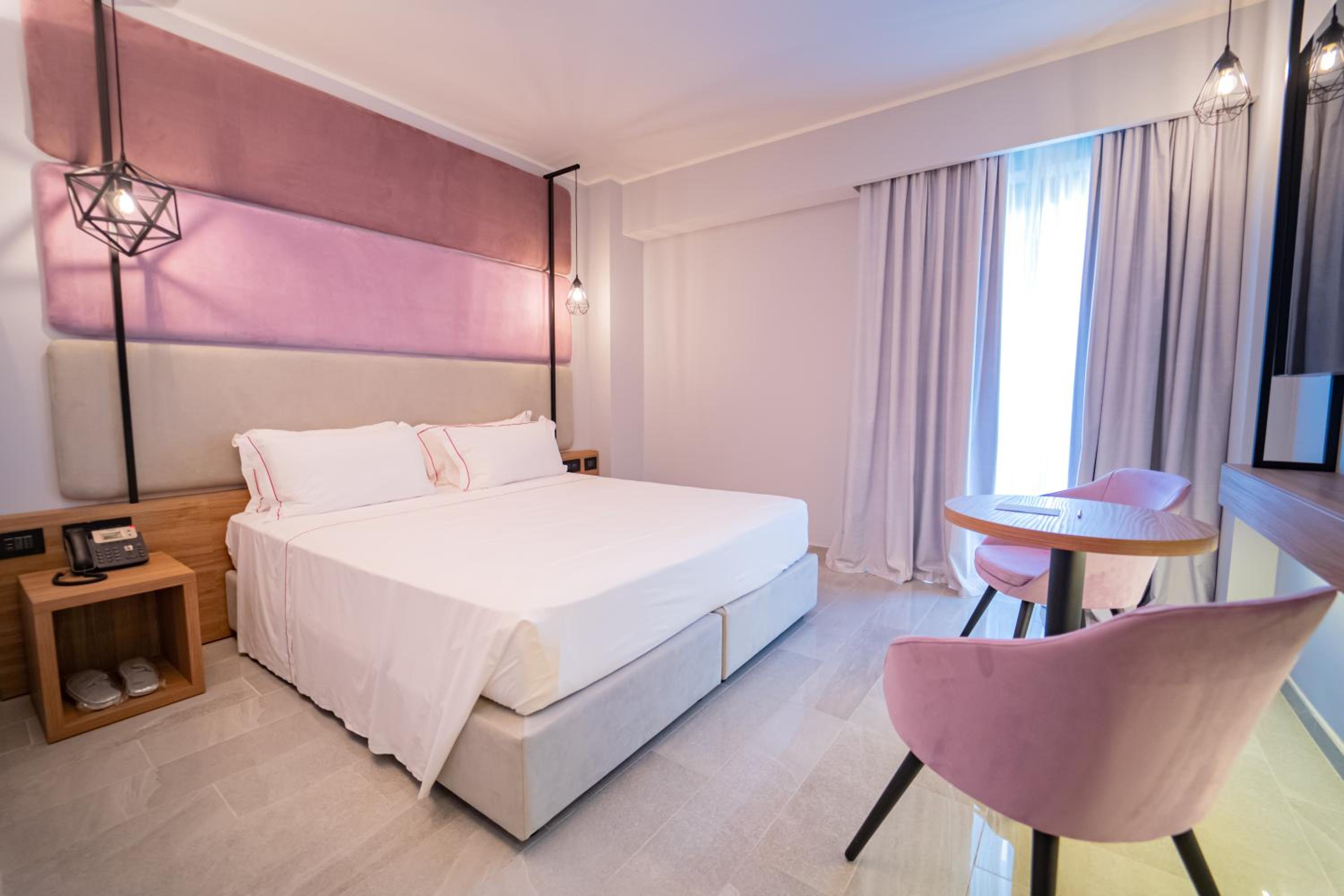 Family Queen Room with Two Queen Beds - Connecting Room/Non-Smoking - Photo 5