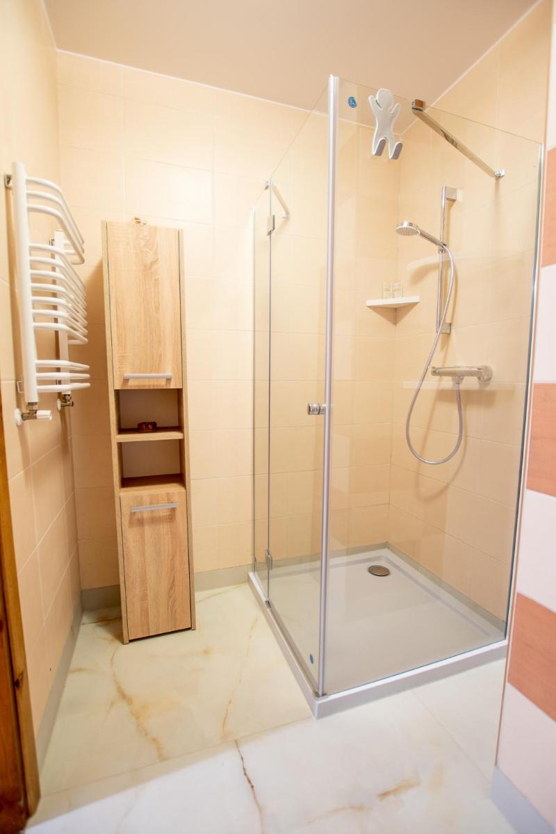 Quadruple Room with Private Bathroom - Photo 18