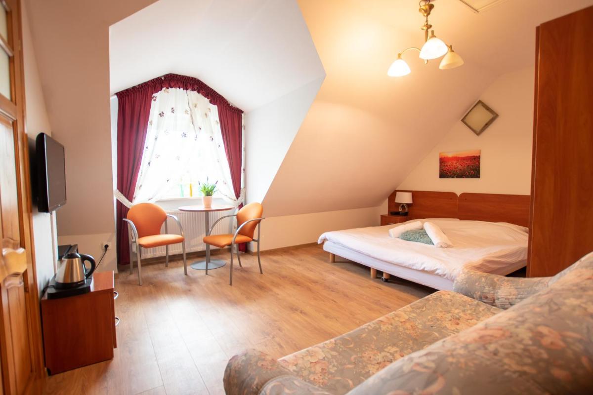 Quadruple Room with Private Bathroom - Photo 33