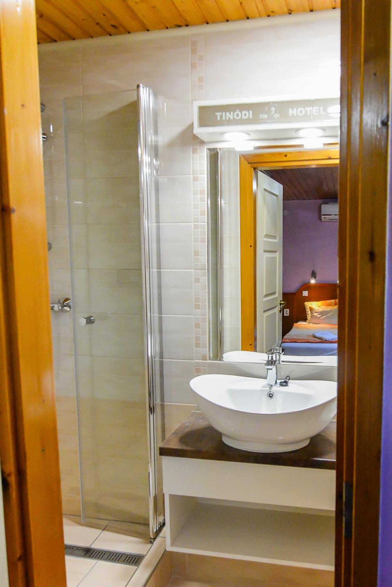 Standard Queen Room - Photo 8