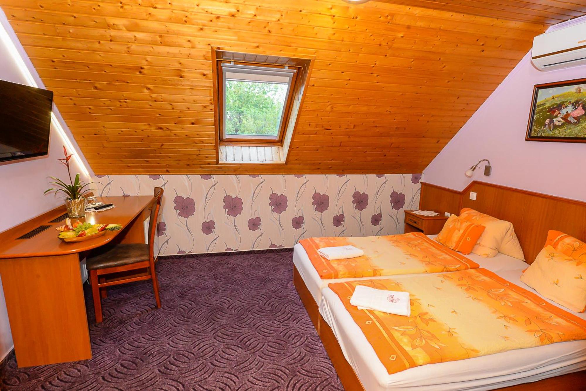 Standard Queen Room - Photo 9