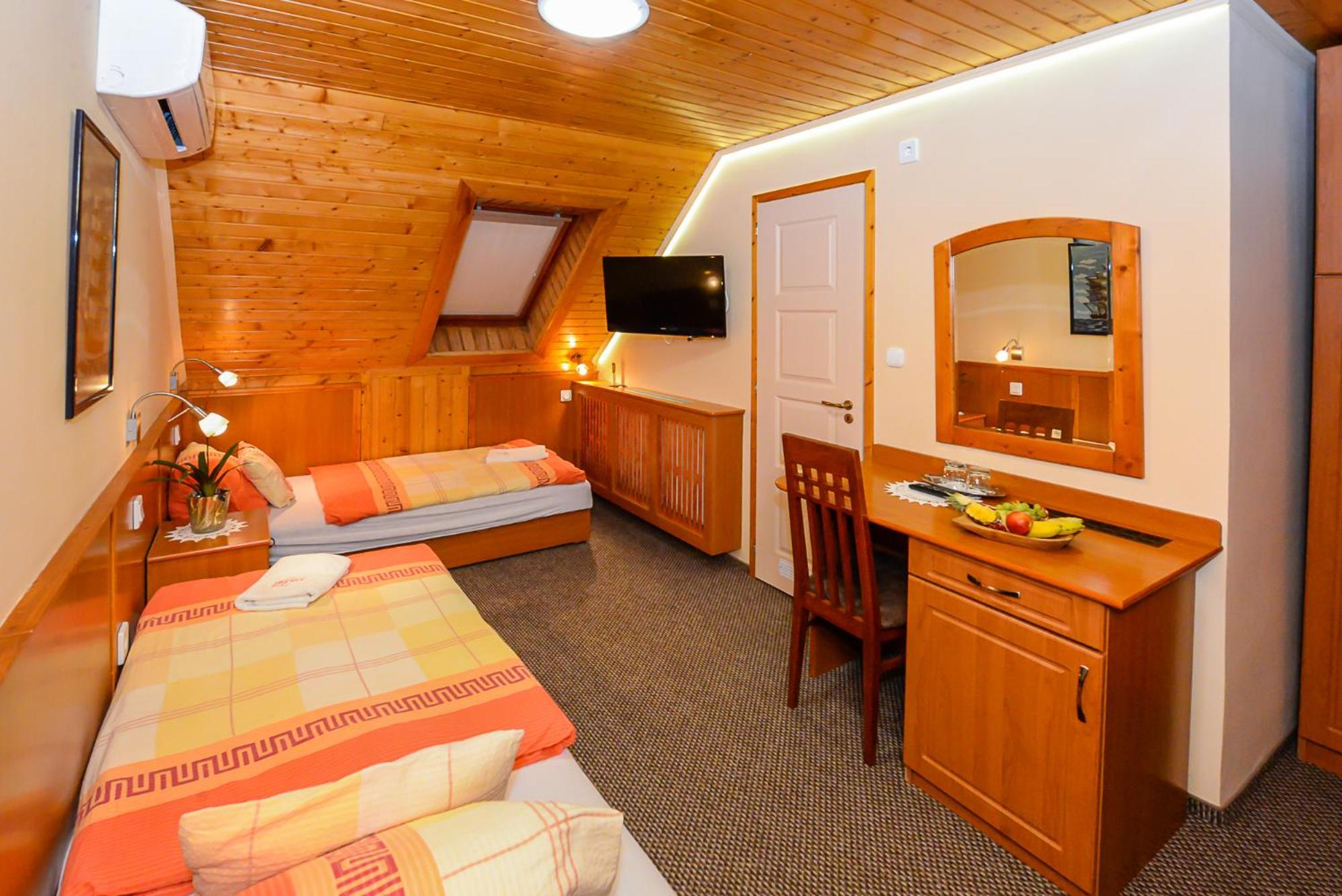 Standard Twin Room - Photo 1