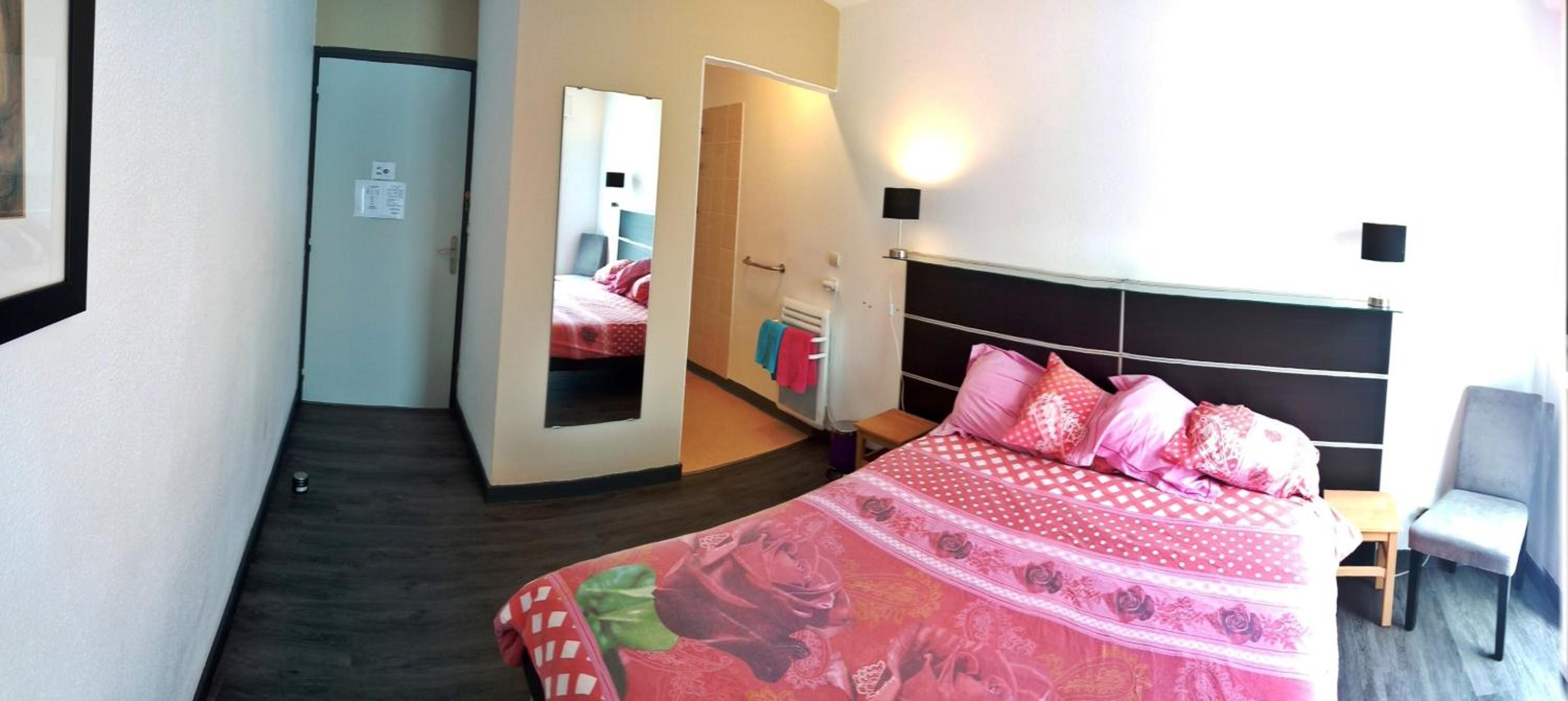 King Room with Roll-In Shower - Disability Access - Photo 1