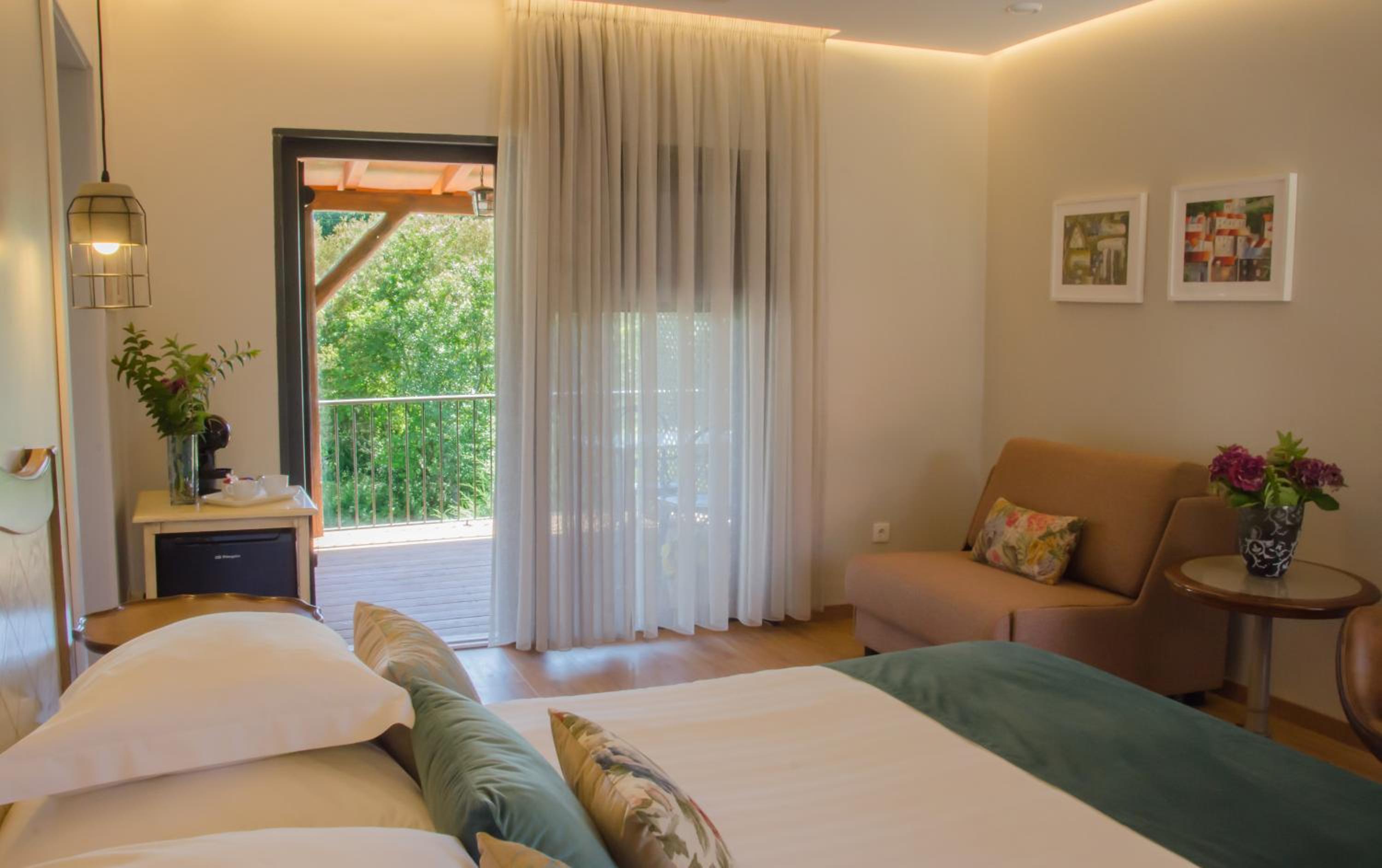 King Suite with Balcony - Photo 3