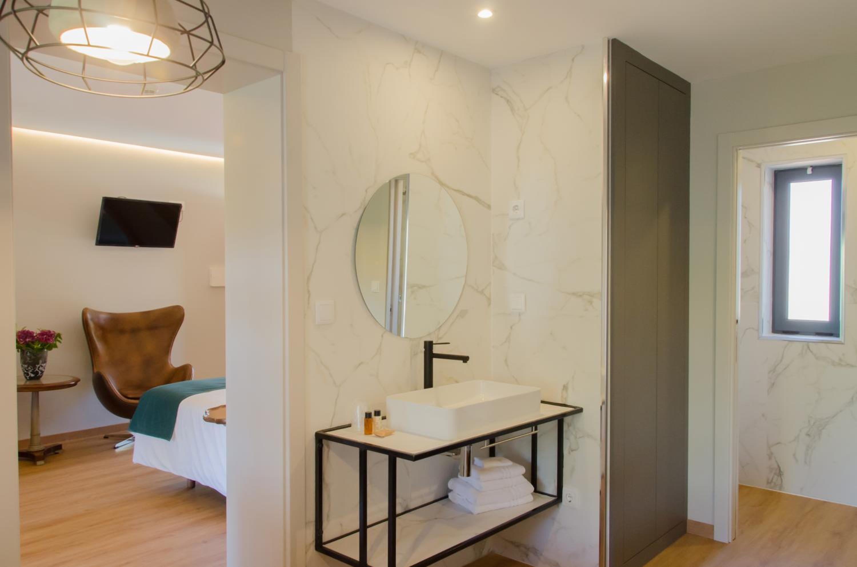 King Suite with Balcony - Photo 4