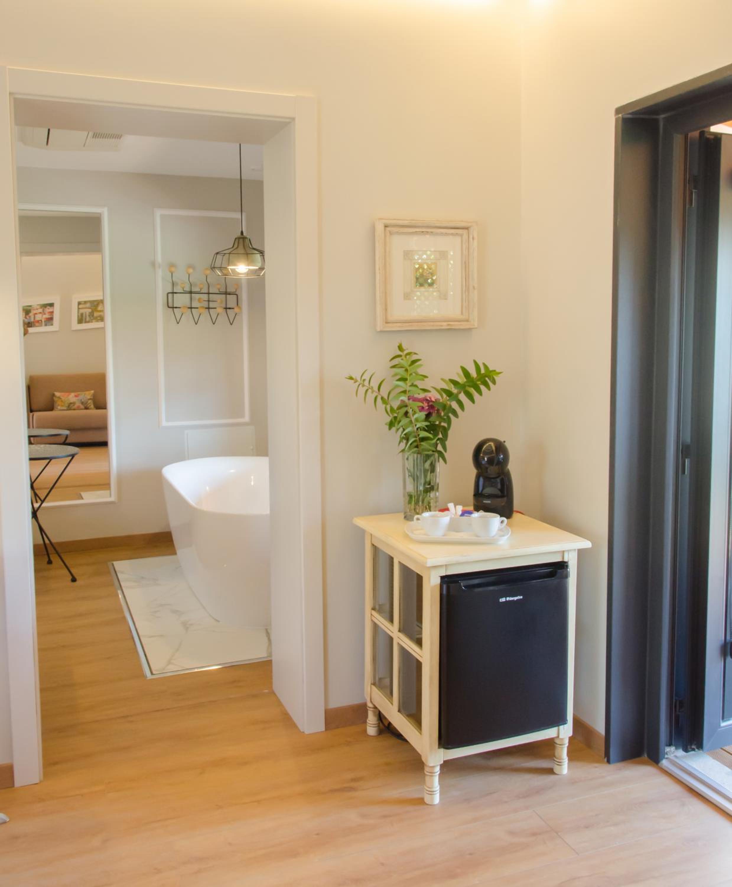 King Suite with Balcony - Photo 6