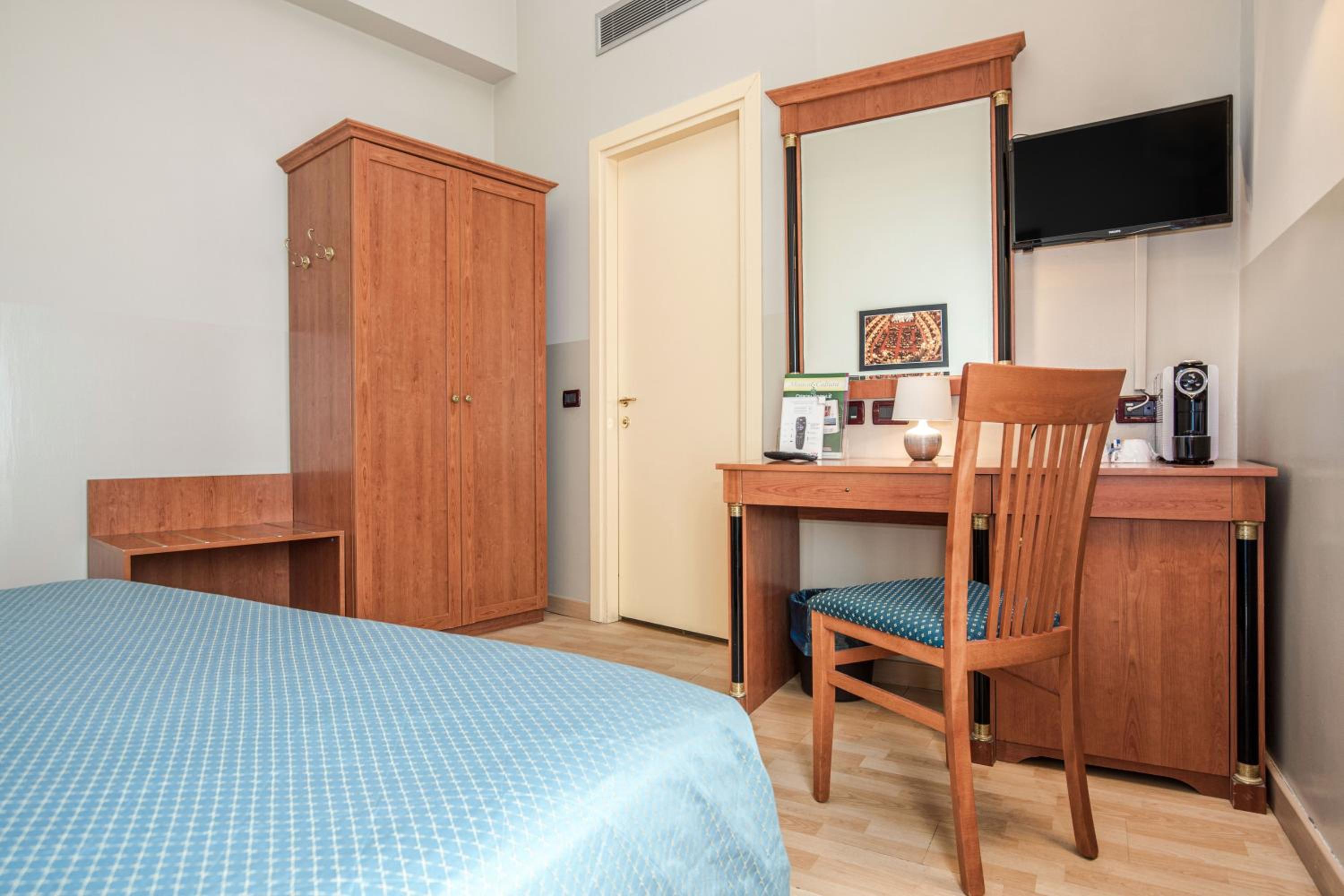 Standard Double or Twin Room - Photo 2