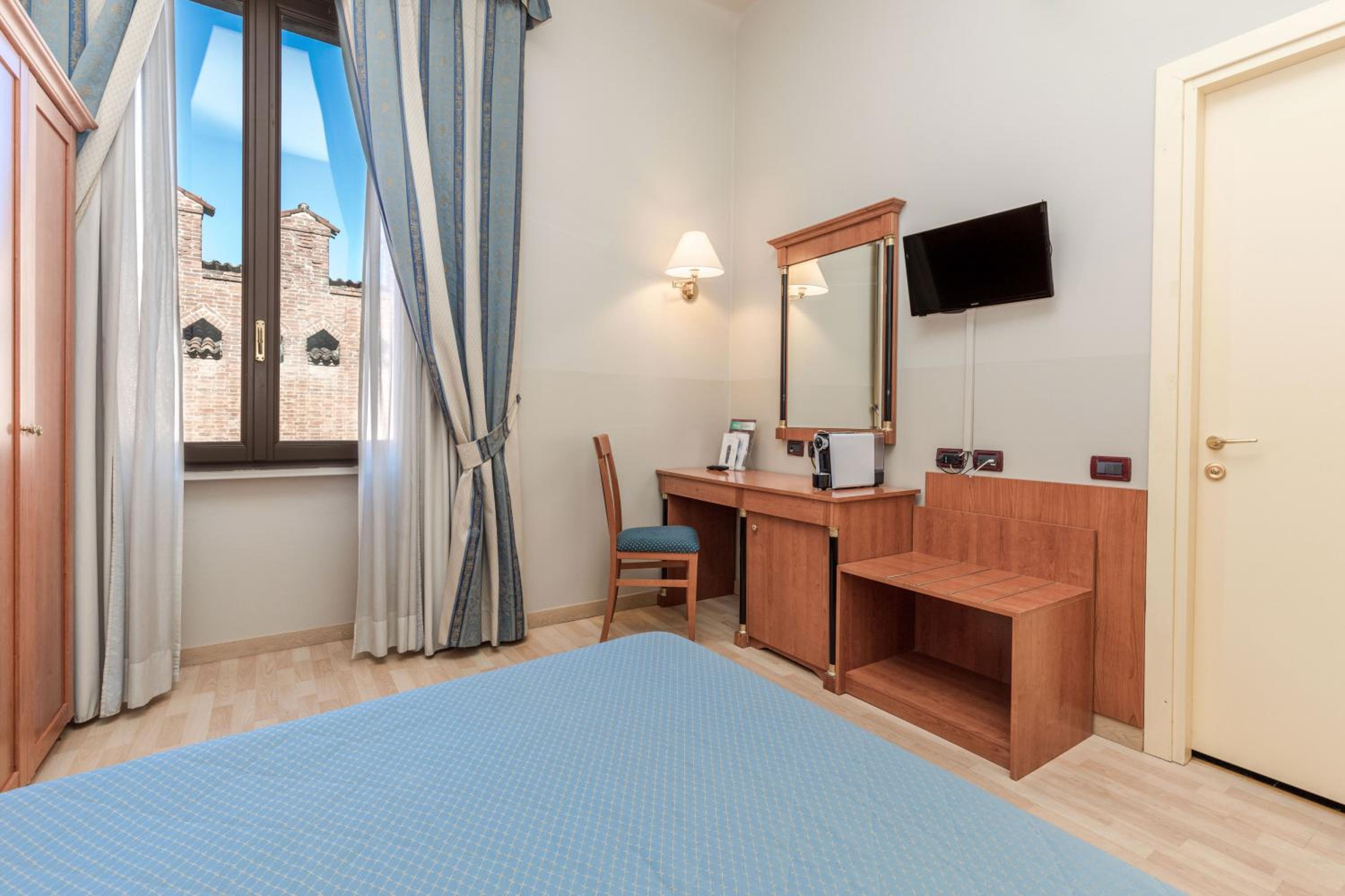 Standard Double or Twin Room - Photo 4