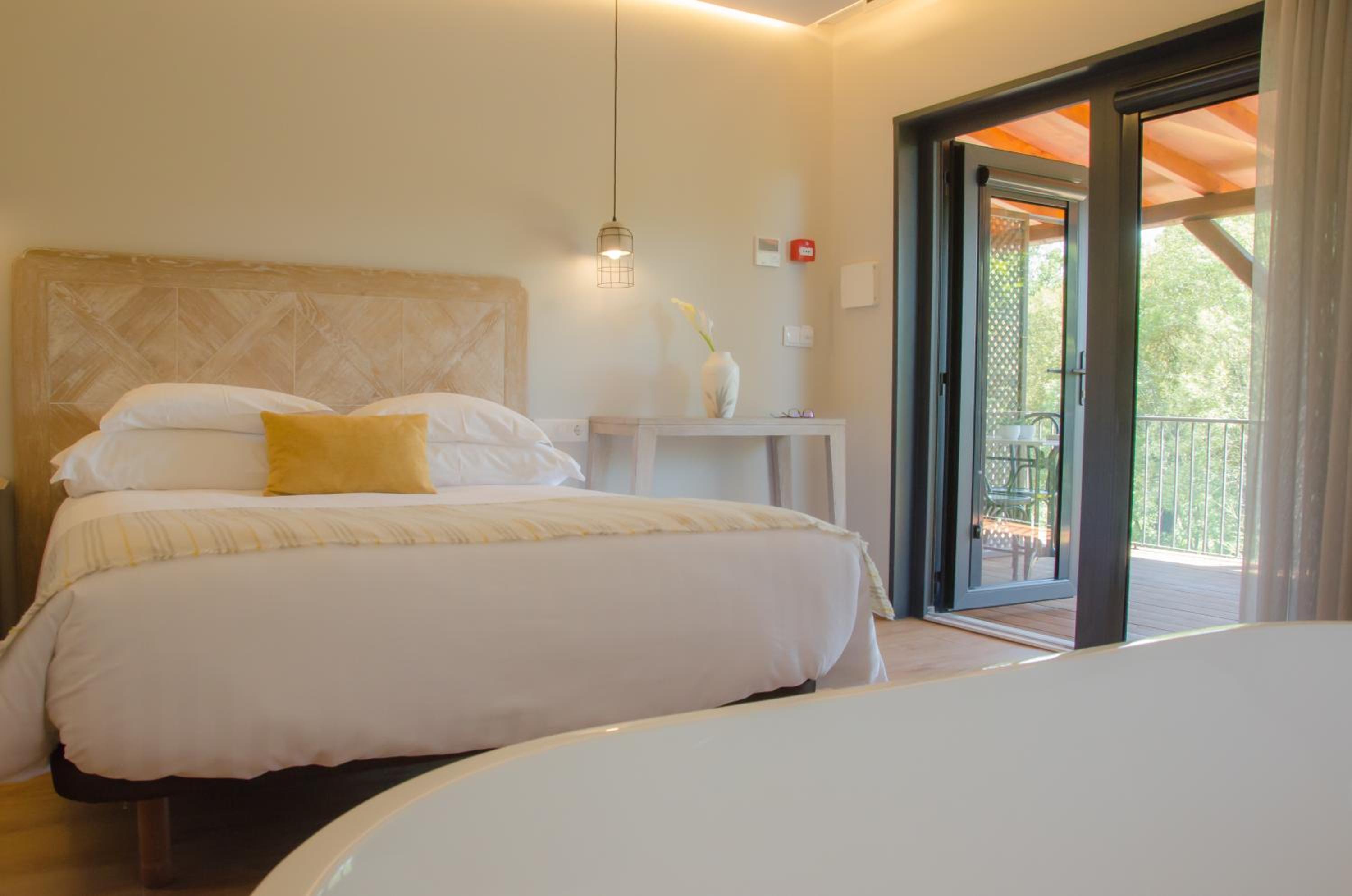 Deluxe Double Room with Balcony - Photo 3