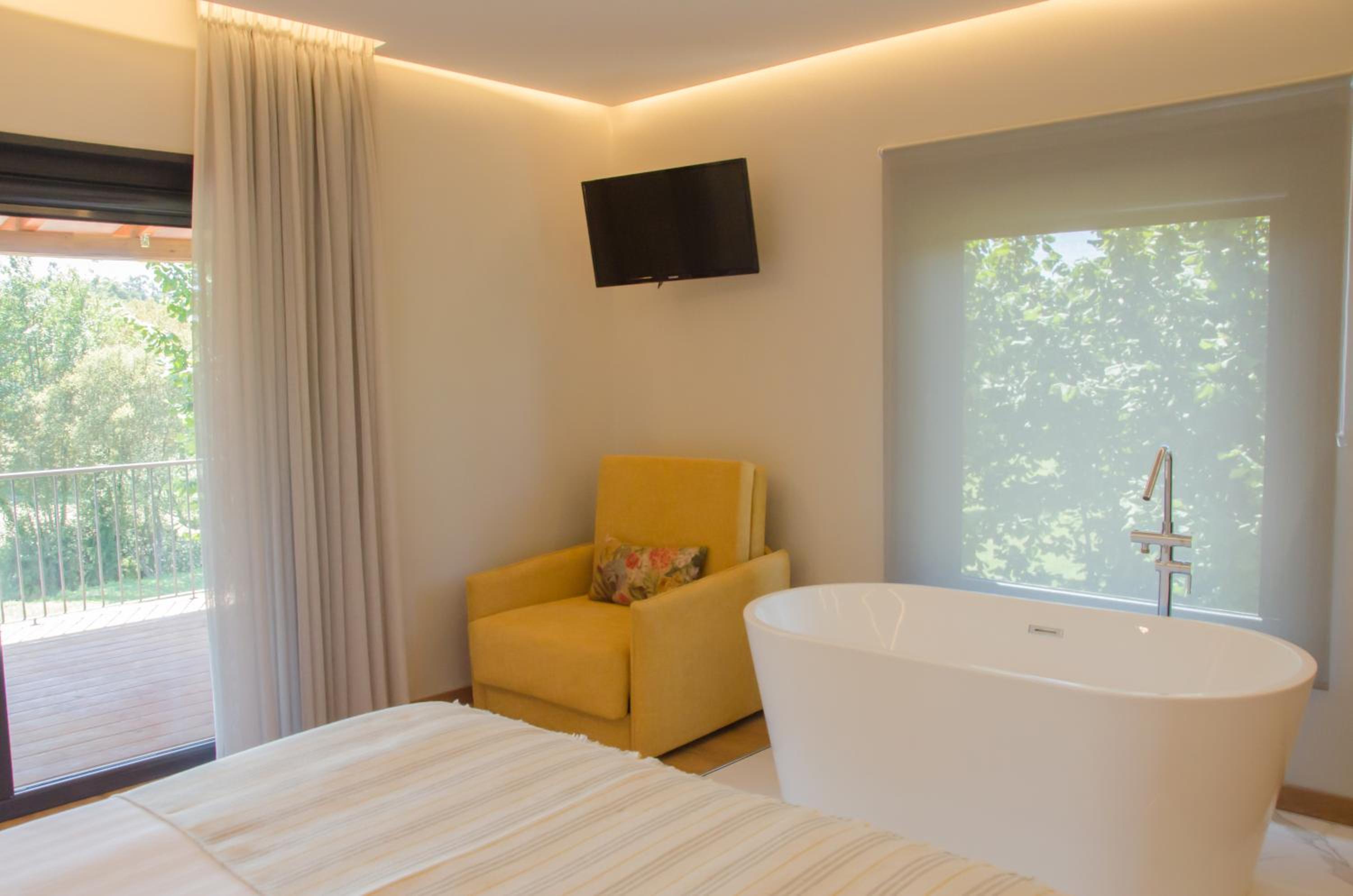 Deluxe Double Room with Balcony - Photo 7
