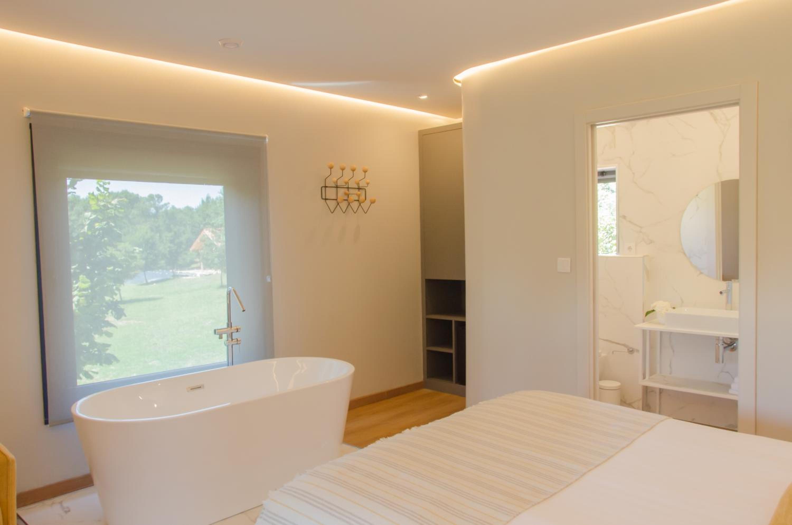 Deluxe Double Room with Balcony - Photo 8