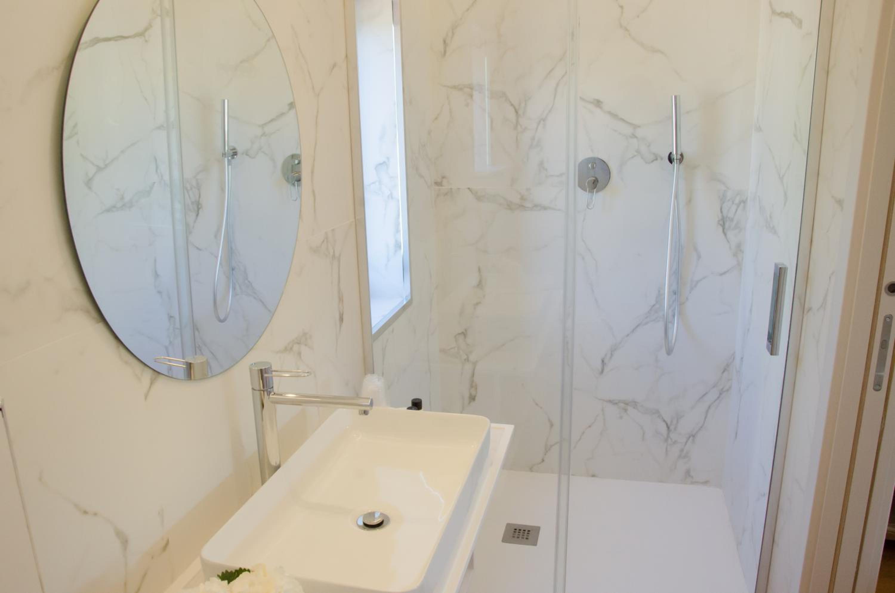Deluxe Double Room with Balcony - Photo 9