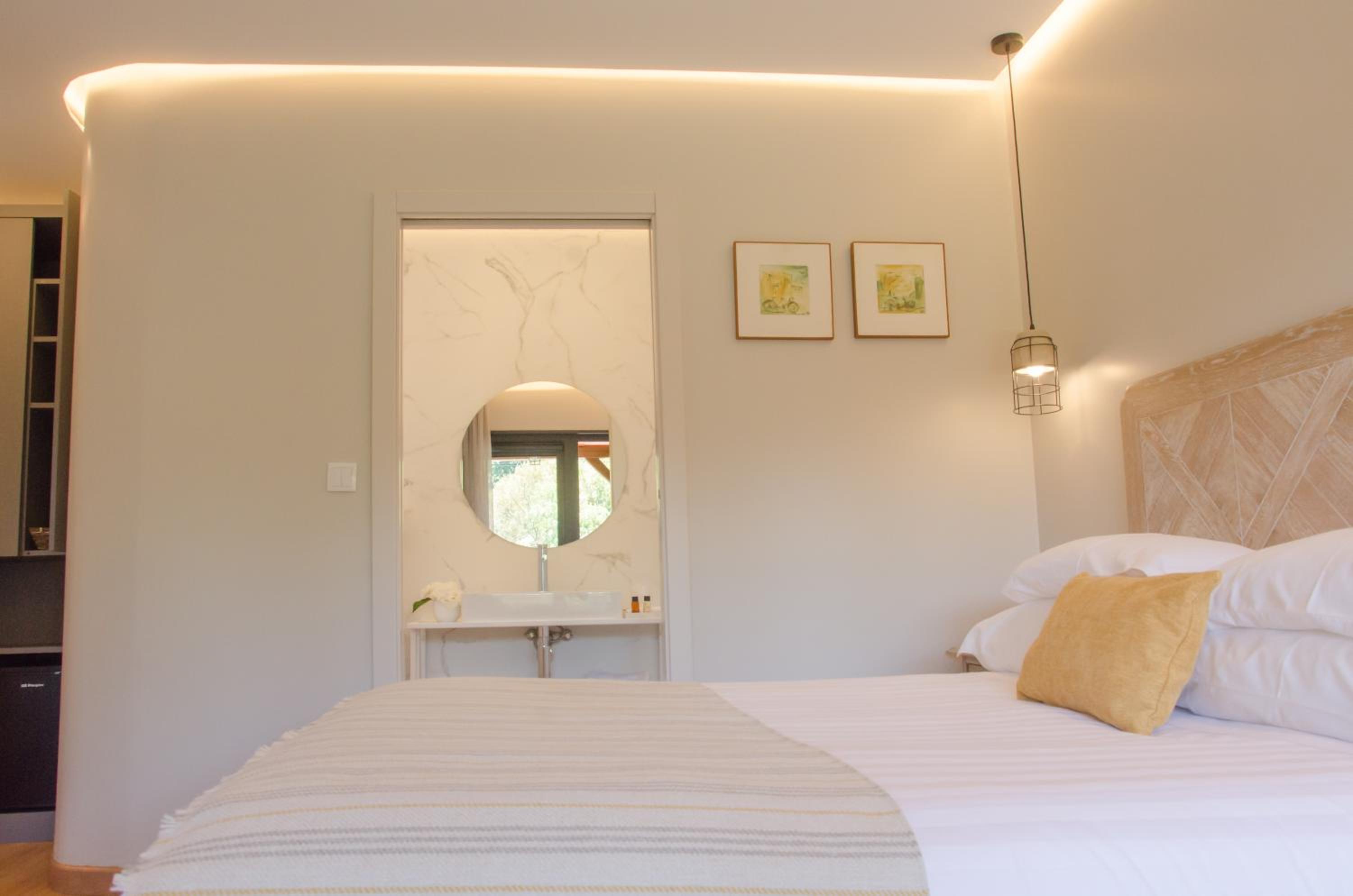 Deluxe Double Room with Balcony - Photo 1