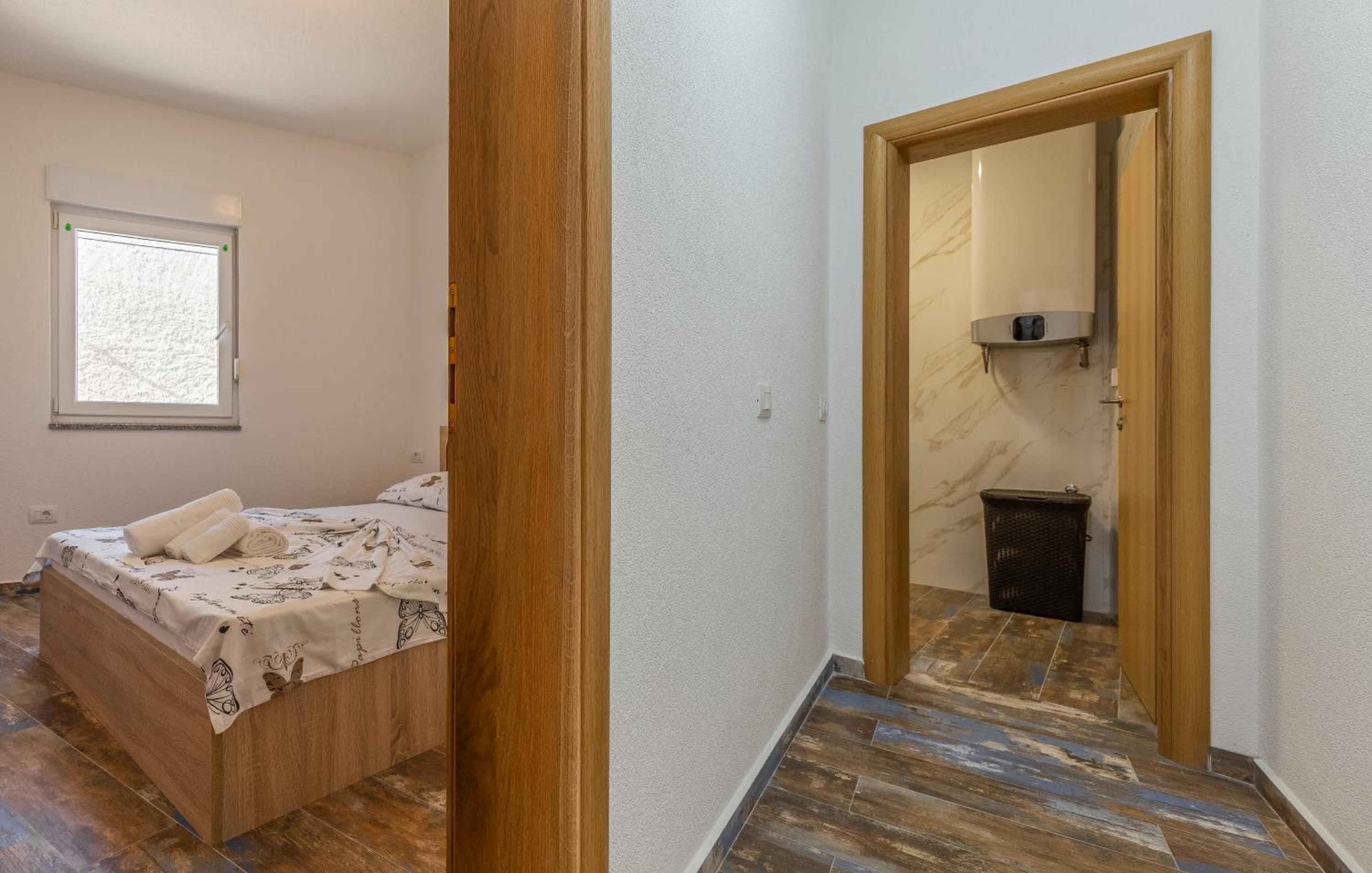 Apartment with Balcony photo 2