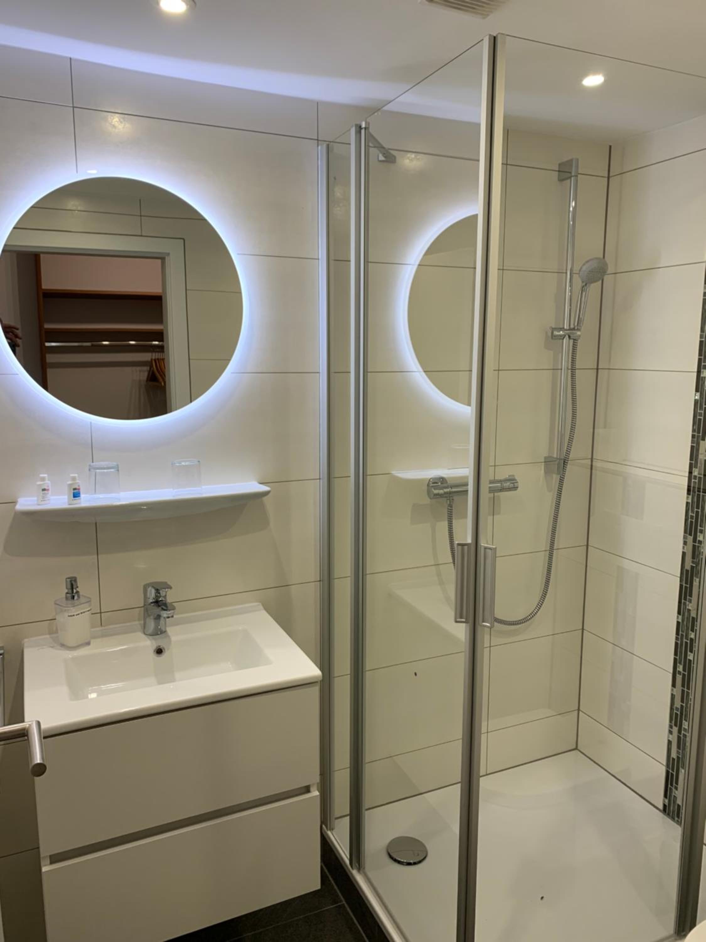 Double Room with Private Bathroom - Photo 2