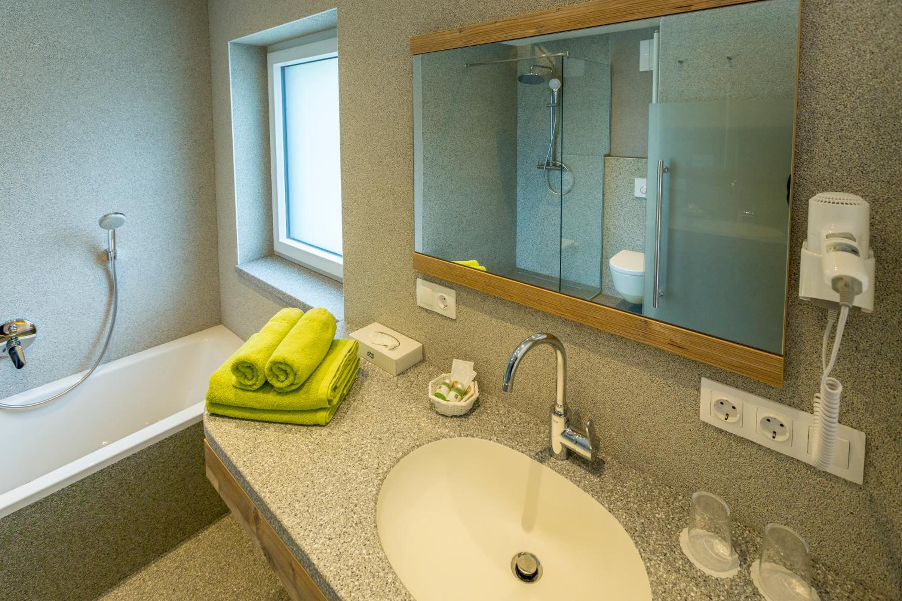 One-Bedroom Apartment -F4 photo 2