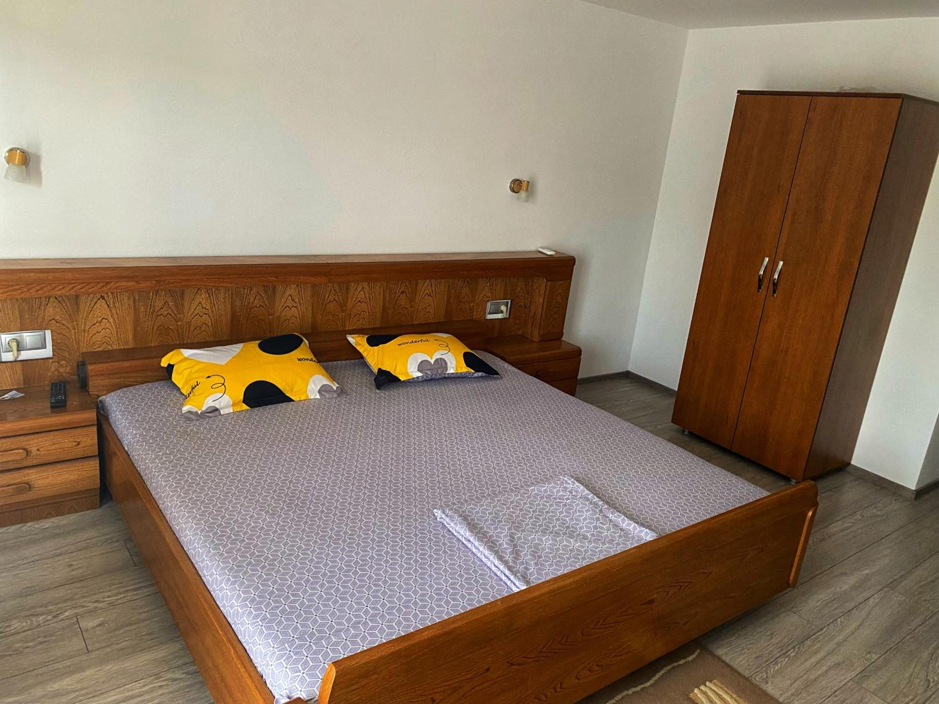 Double Room with Lake View - Photo 8